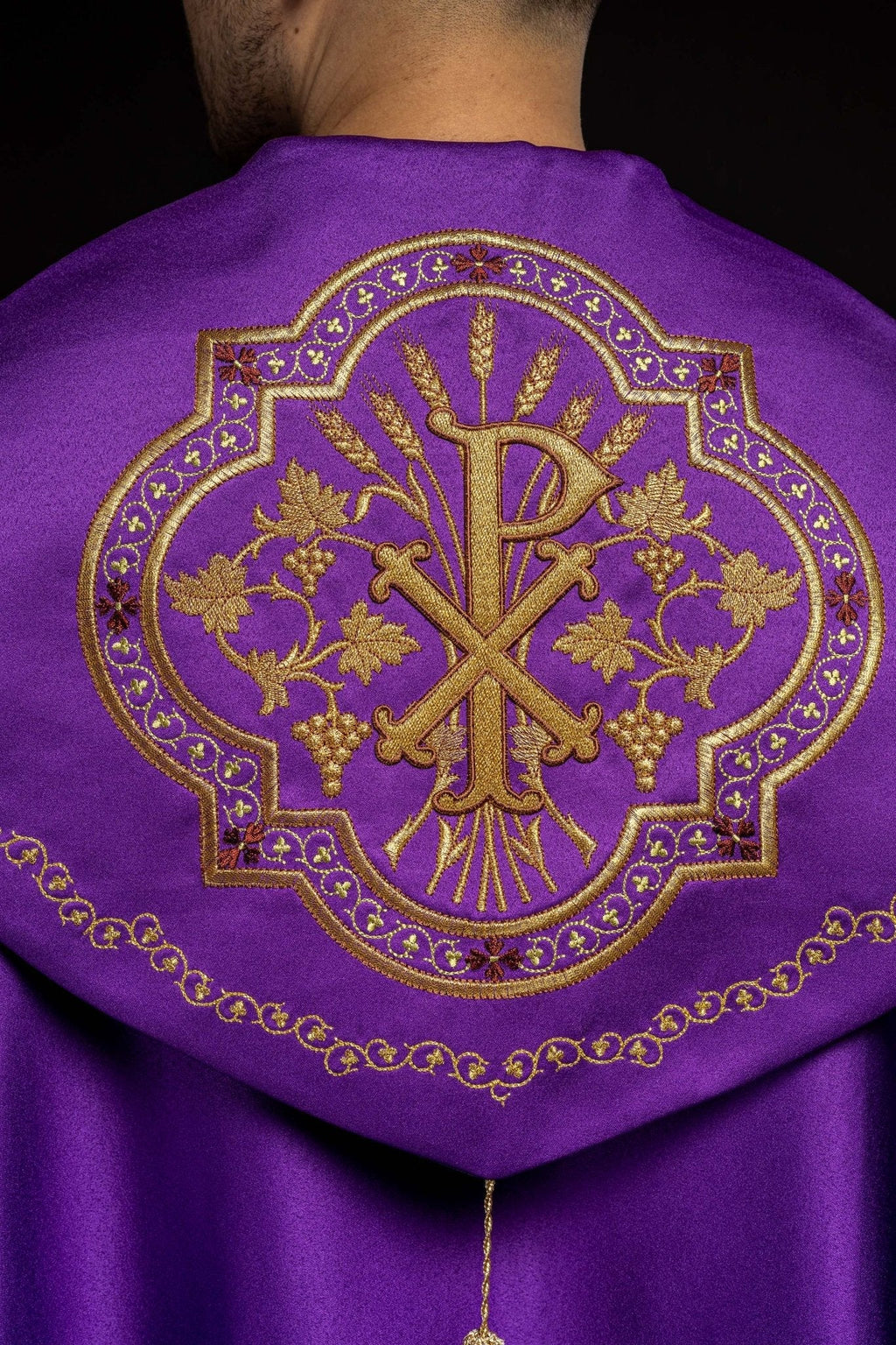Cape eucharistique monogramme PX en violet KKP/014/03/20 FIOLETOWA SAT.POMPON 145cm - CHASUBLES.FR