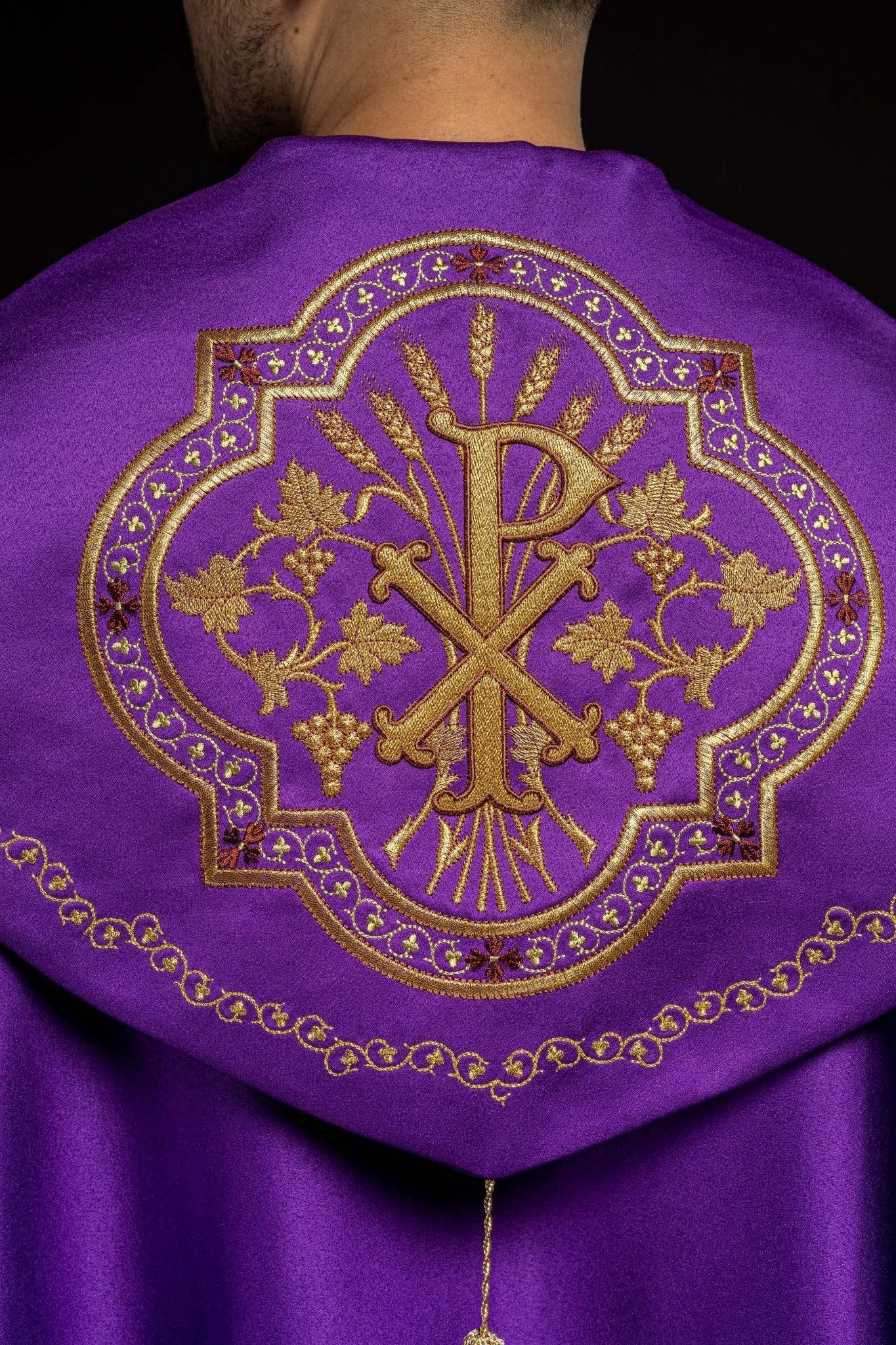 Cape eucharistique monogramme PX en violet KKP/014/03/20 FIOLETOWA SAT.POMPON 145cm - CHASUBLES.FR