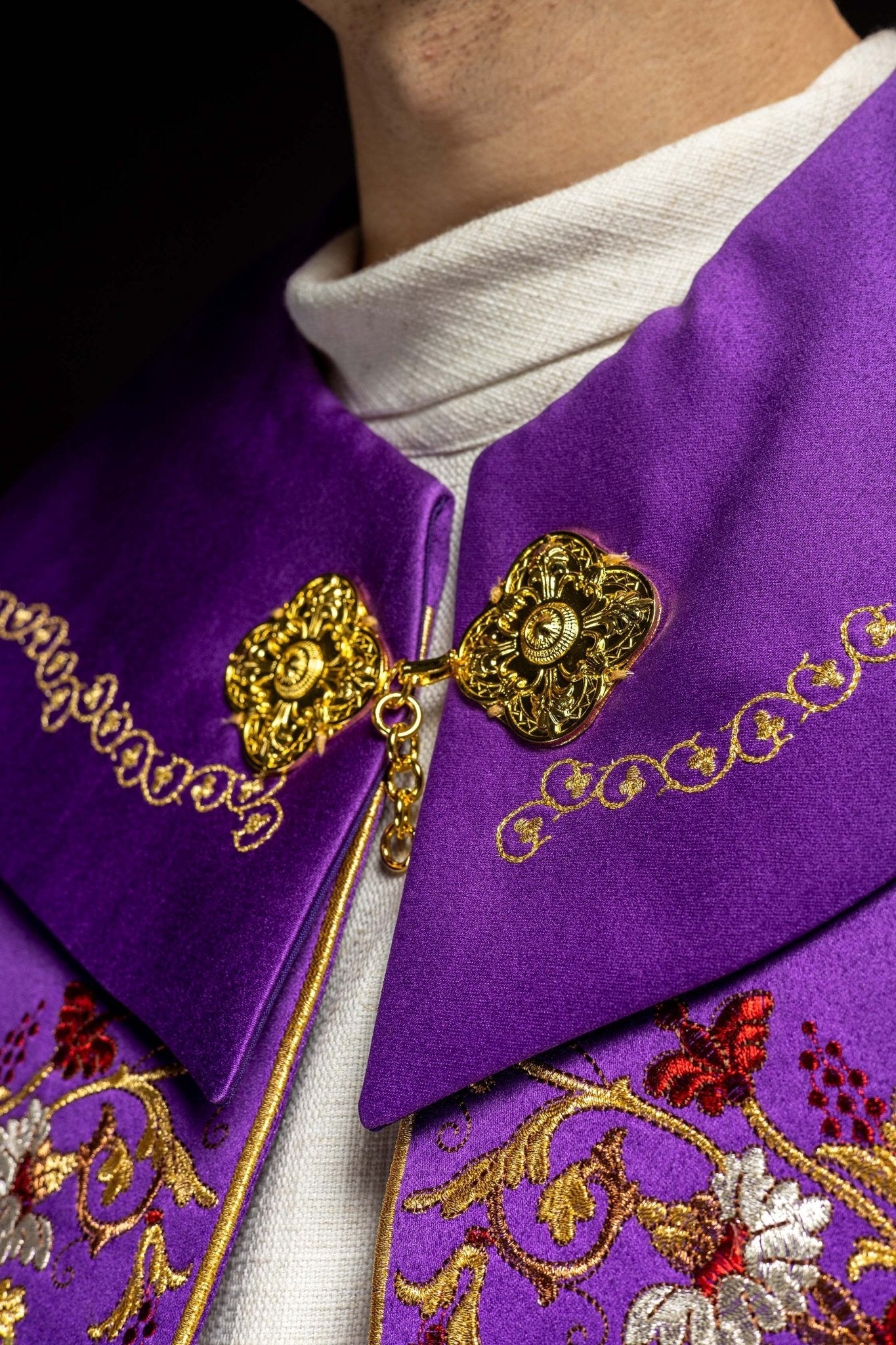 Cape eucharistique monogramme PX en violet KKP/014/03/20 FIOLETOWA SAT.POMPON 145cm - CHASUBLES.FR
