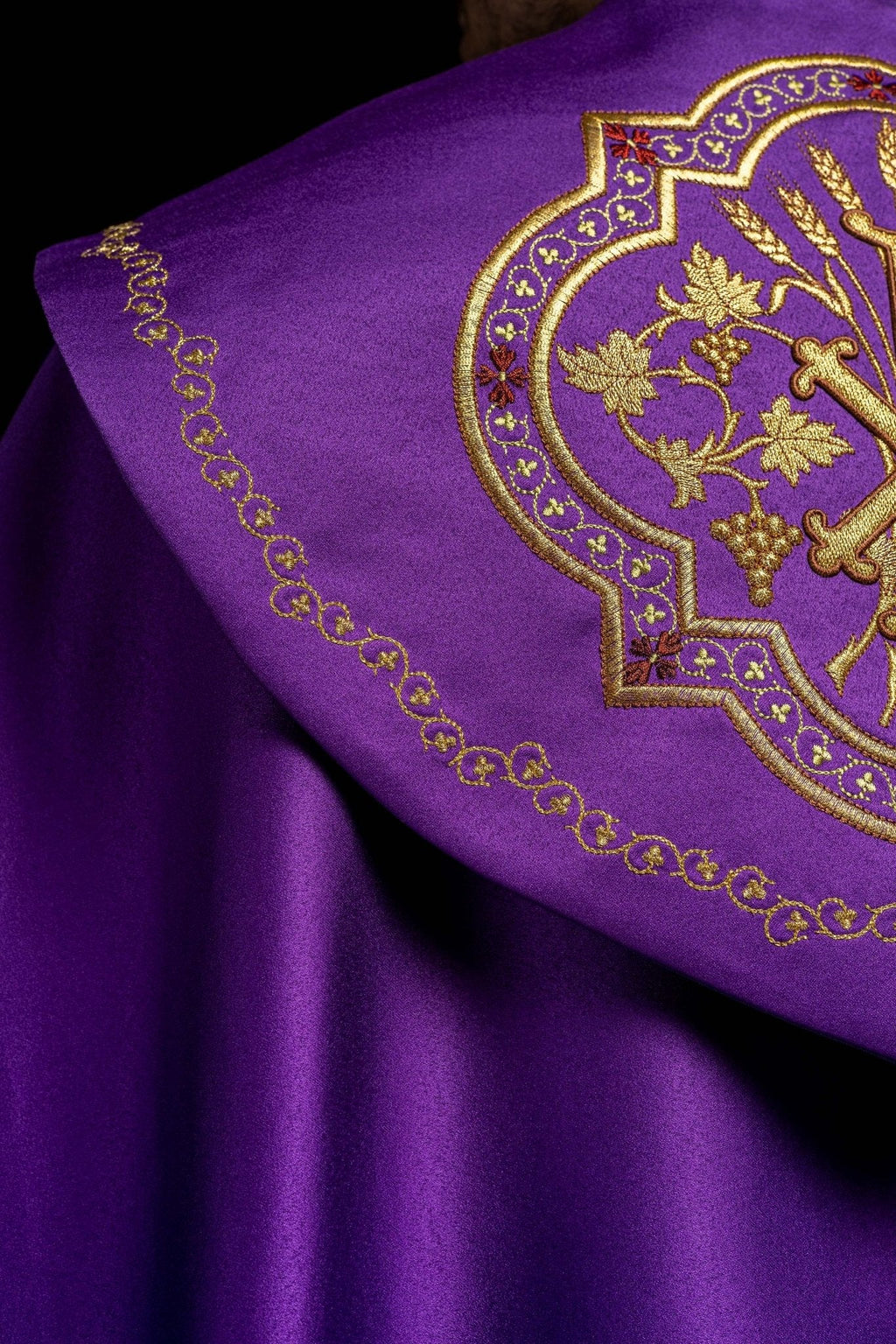 Cape eucharistique monogramme PX en violet KKP/014/03/20 FIOLETOWA SAT.POMPON 145cm - CHASUBLES.FR