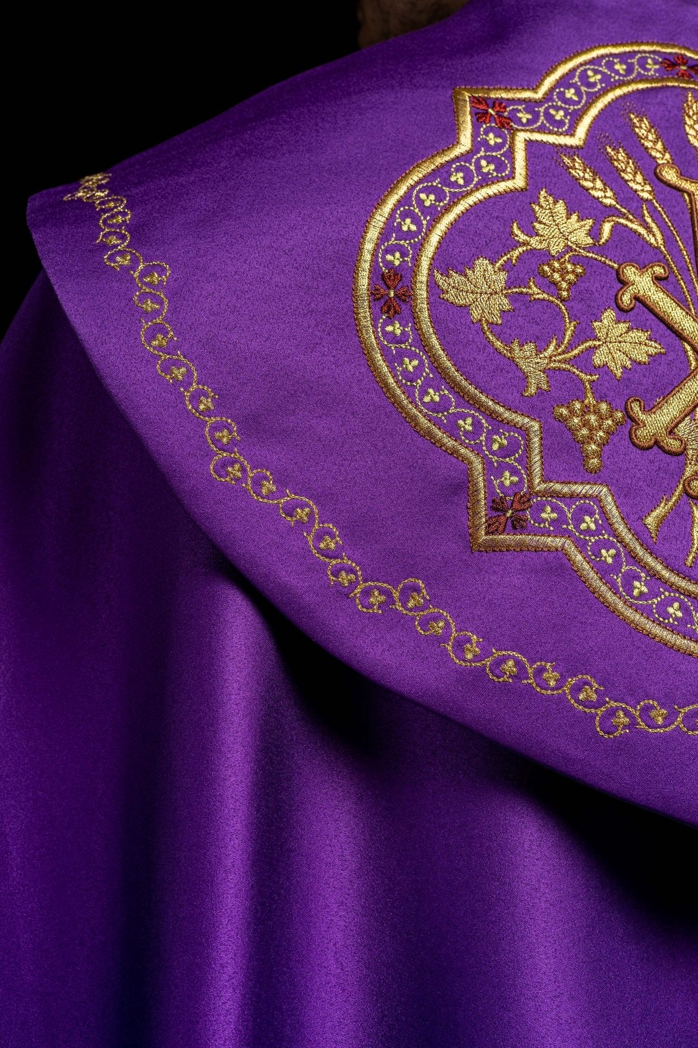 Cape eucharistique monogramme PX en violet KKP/014/03/20 FIOLETOWA SAT.POMPON 145cm - CHASUBLES.FR