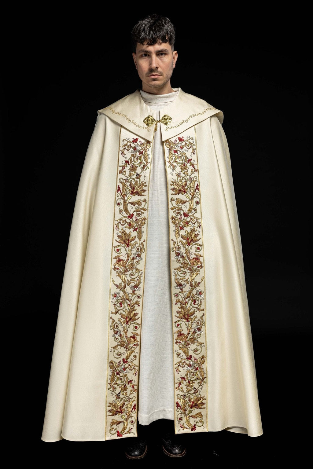 Cape IHS écrue richement brodée KKP/004/05/20 145cm - CHASUBLES.FR