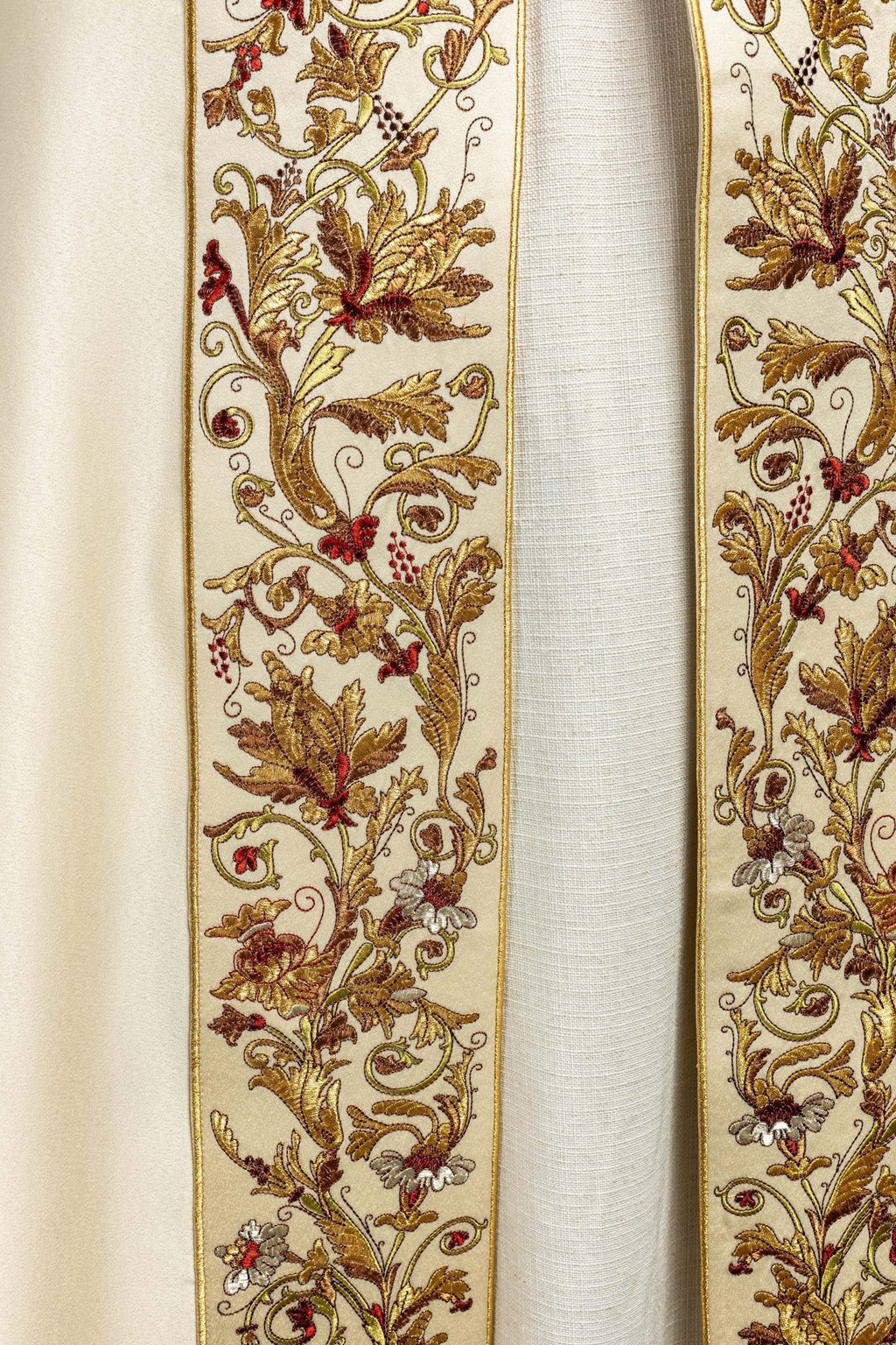 Cape IHS écrue richement brodée KKP/004/05/20 145cm - CHASUBLES.FR