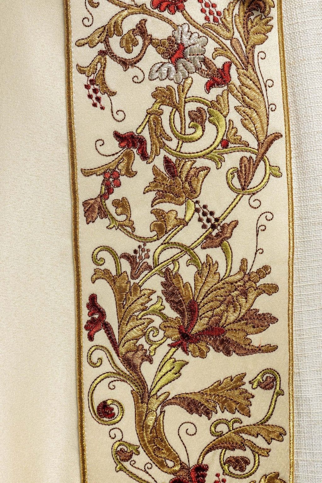 Cape IHS écrue richement brodée KKP/004/05/20 145cm - CHASUBLES.FR