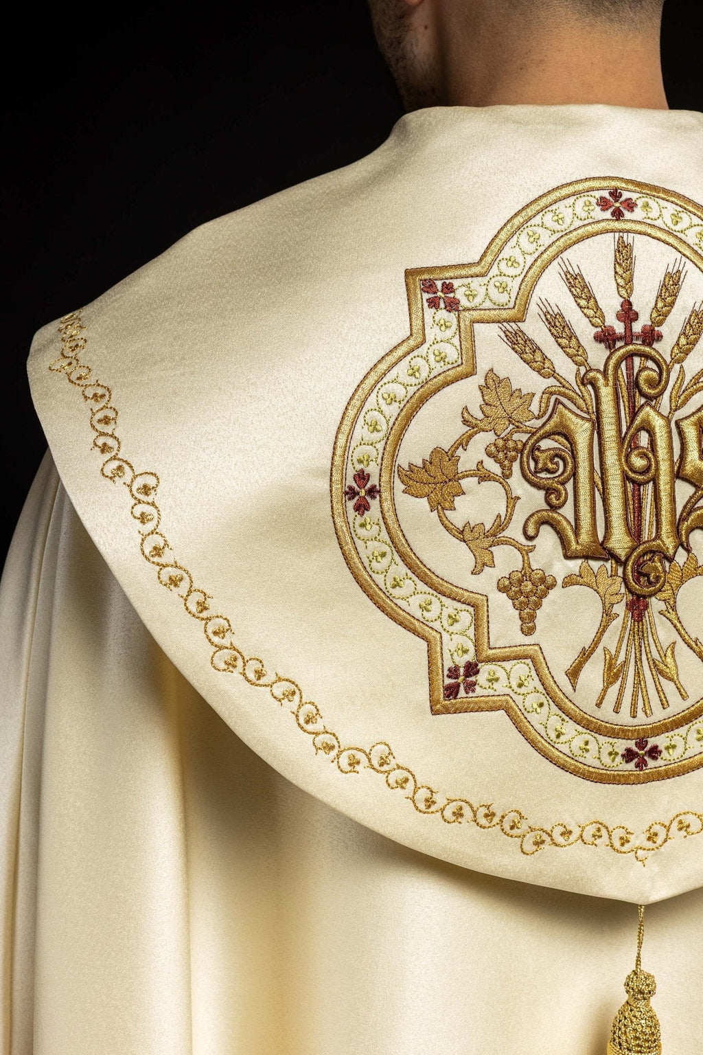 Cape IHS écrue richement brodée KKP/004/05/20 145cm - CHASUBLES.FR