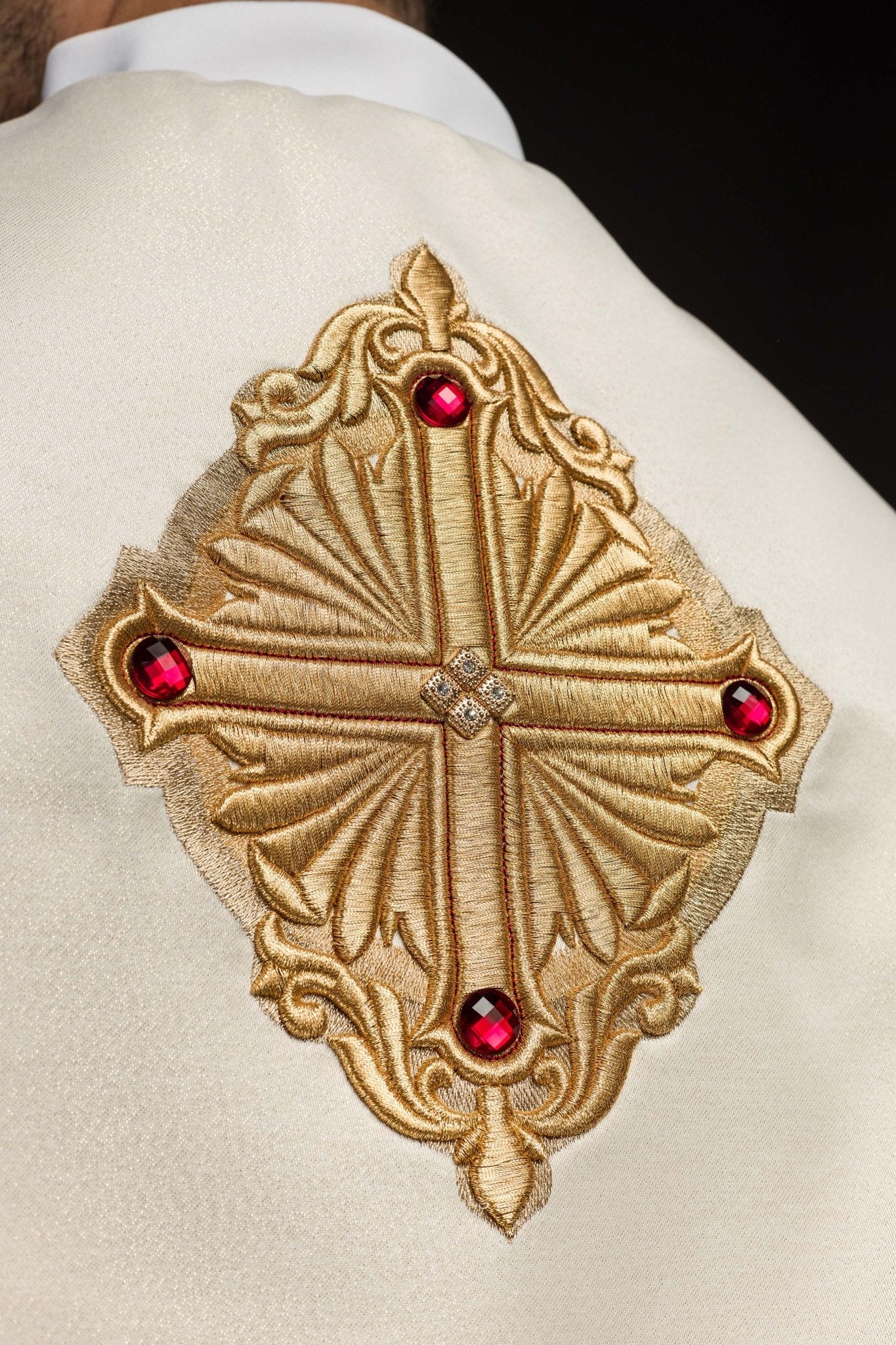 Cape liturgique avec ceinture richement décorée LE/3010/05 150cm - CHASUBLES.FR