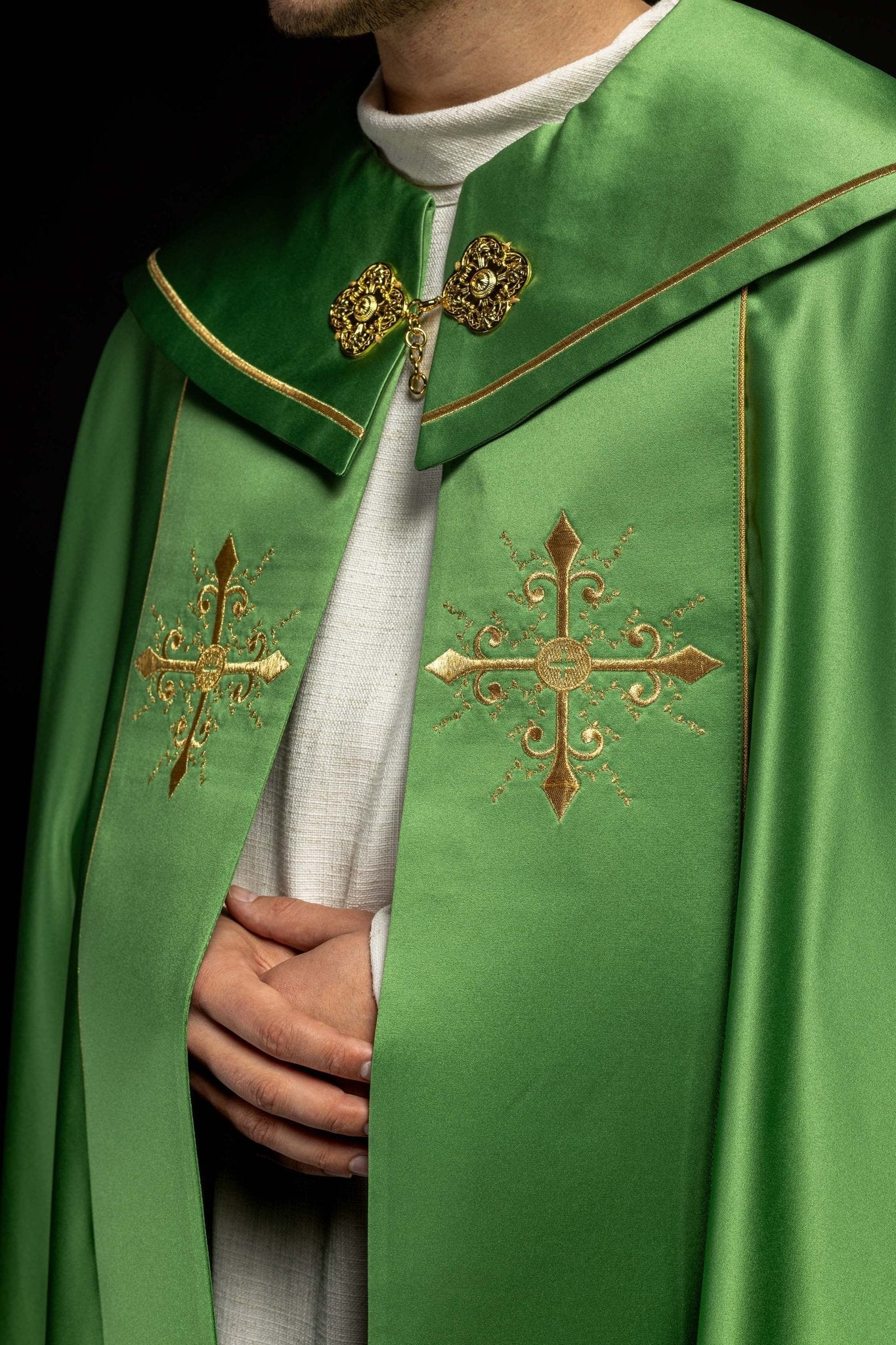 Cape liturgique avec large ceinture brodée de croix en vert KKP/024/01/20 ZIELONA SAT. POMPON 145cm - CHASUBLES.FR
