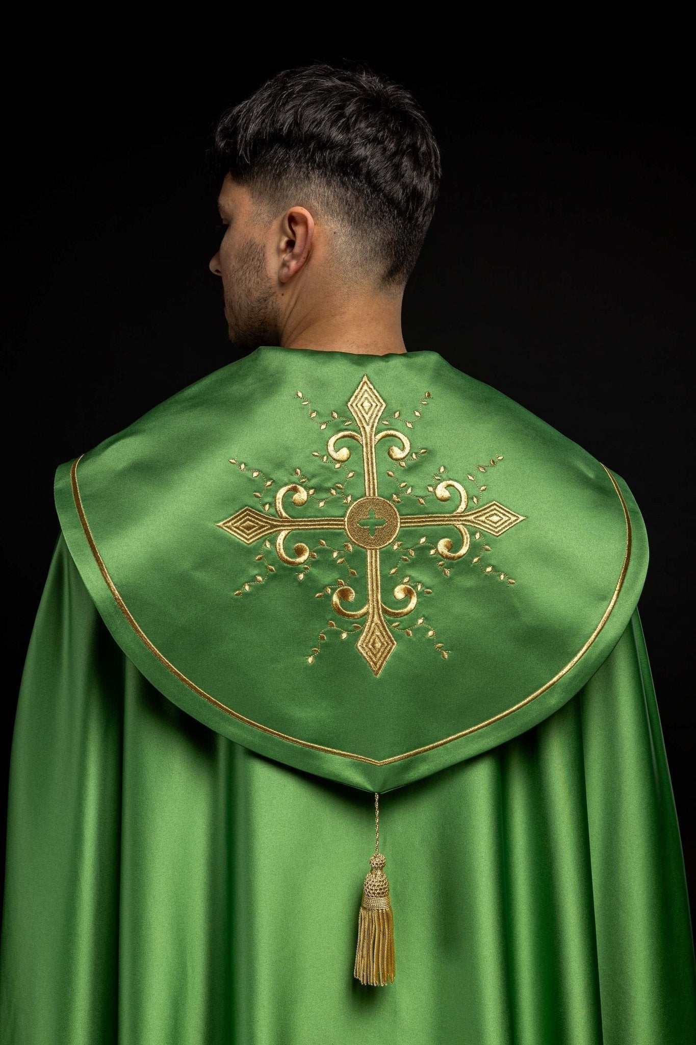 Cape liturgique avec large ceinture brodée de croix en vert KKP/024/01/20 ZIELONA SAT. POMPON 145cm - CHASUBLES.FR