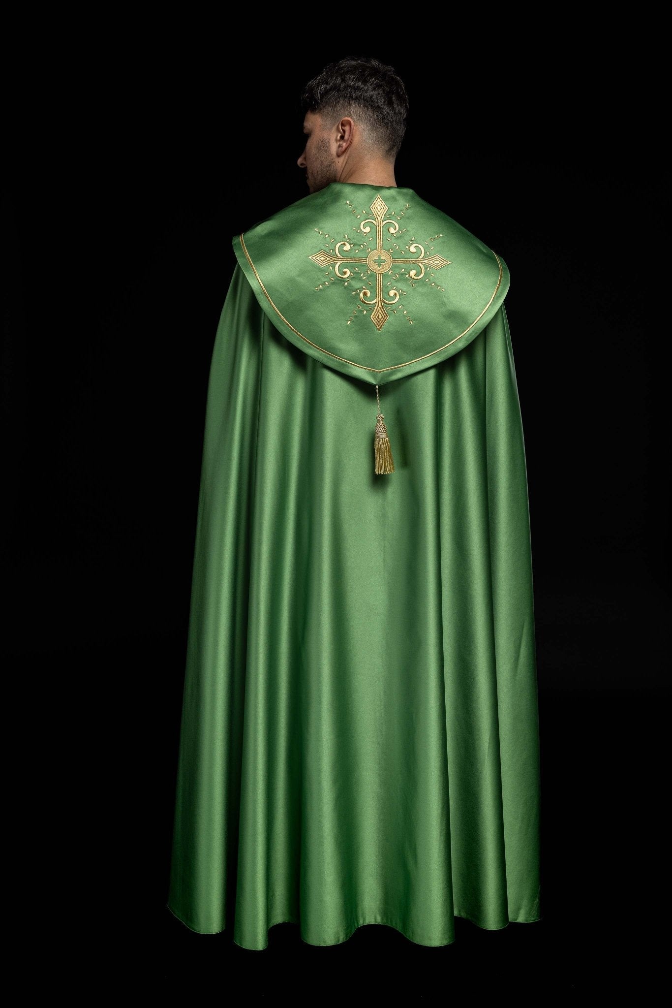 Cape liturgique avec large ceinture brodée de croix en vert KKP/024/01/20 ZIELONA SAT. POMPON 145cm - CHASUBLES.FR