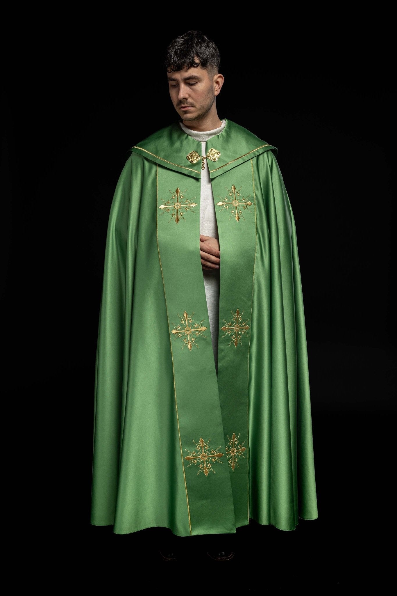 Cape liturgique avec large ceinture brodée de croix en vert KKP/024/01/20 ZIELONA SAT. POMPON 145cm - CHASUBLES.FR