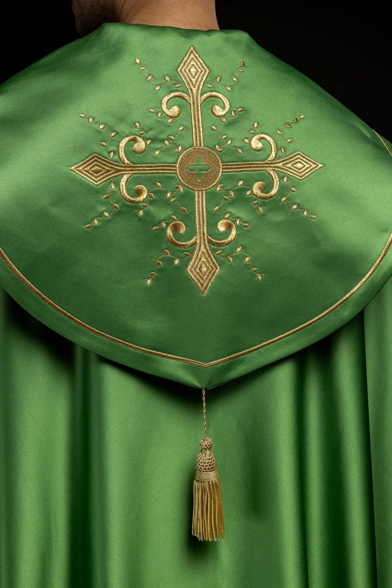 Cape liturgique avec large ceinture brodée de croix en vert KKP/024/01/20 ZIELONA SAT. POMPON 145cm - CHASUBLES.FR