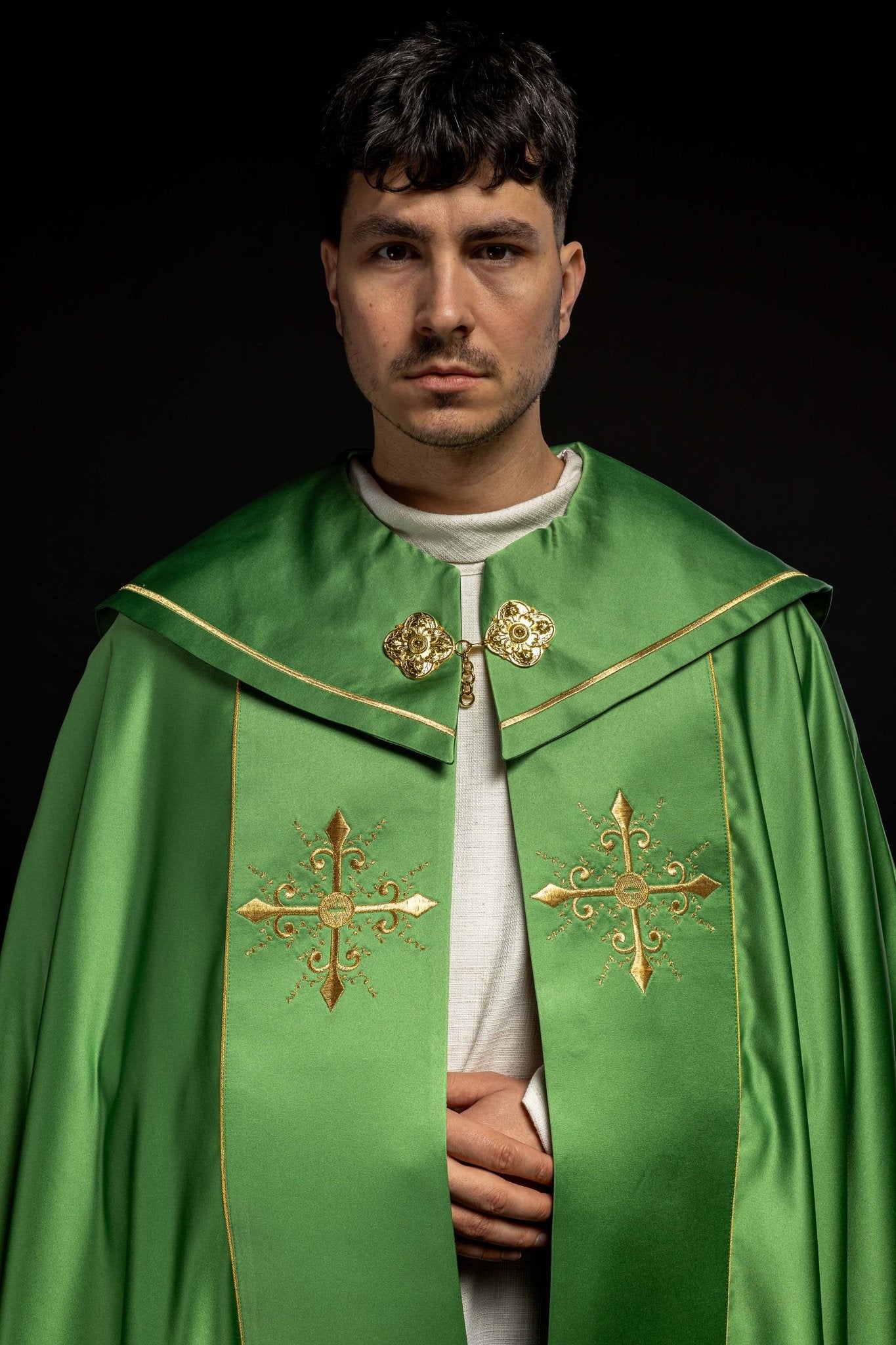 Cape liturgique avec large ceinture brodée de croix en vert KKP/024/01/20 ZIELONA SAT. POMPON 145cm - CHASUBLES.FR