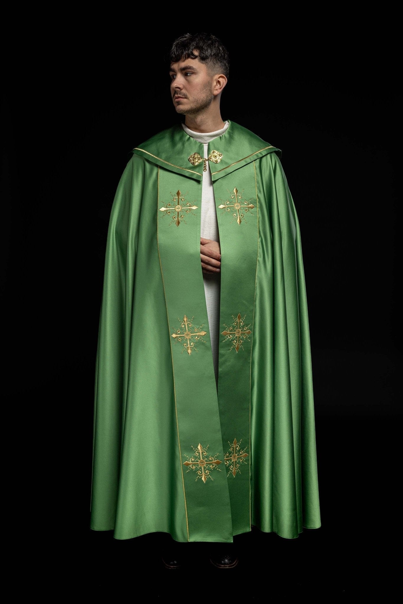 Cape liturgique avec large ceinture brodée de croix en vert KKP/024/01/20 ZIELONA SAT. POMPON 145cm - CHASUBLES.FR