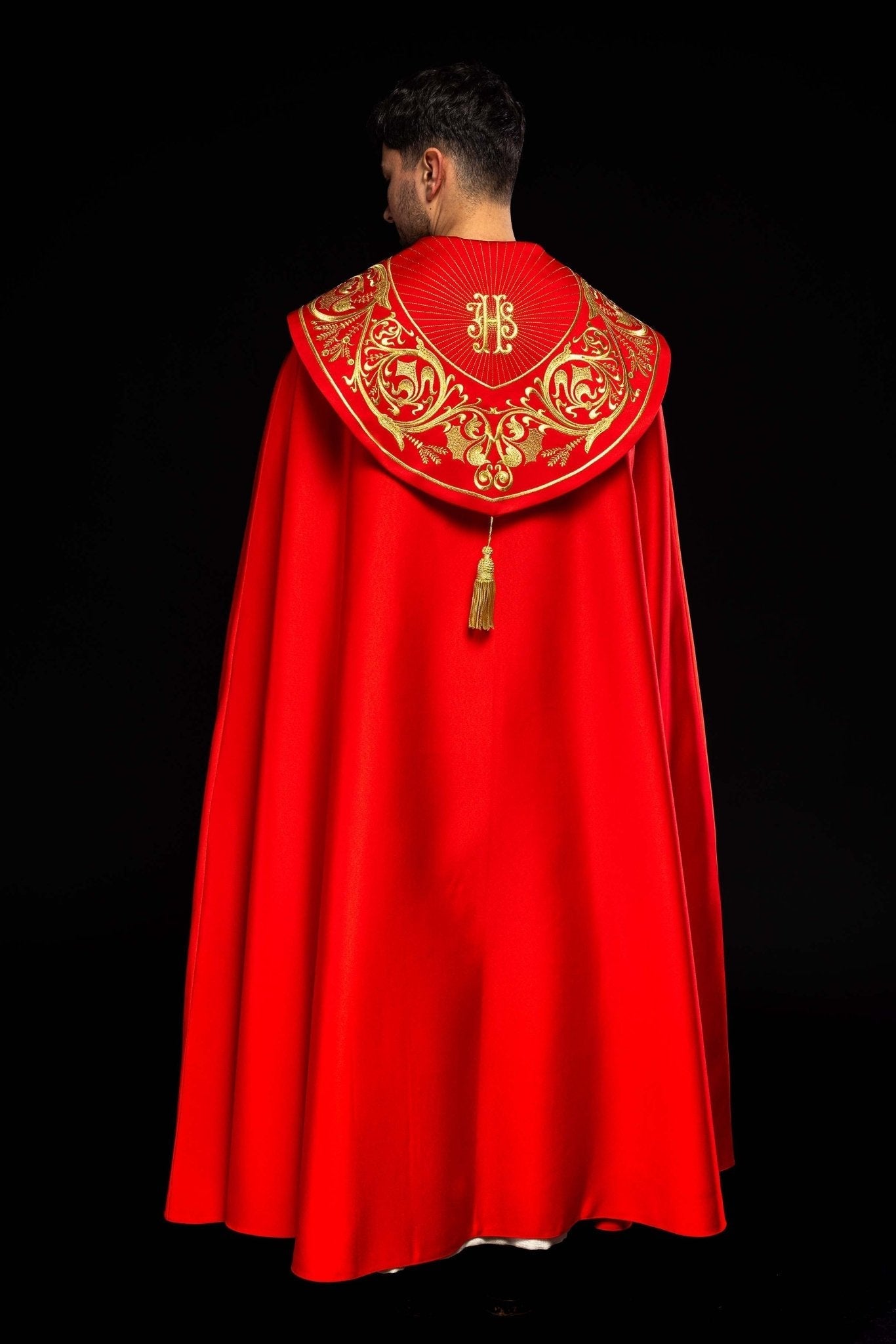 Cape liturgique richement brodée IHS en rouge KKP/009/02/20 145cm - CHASUBLES.FR