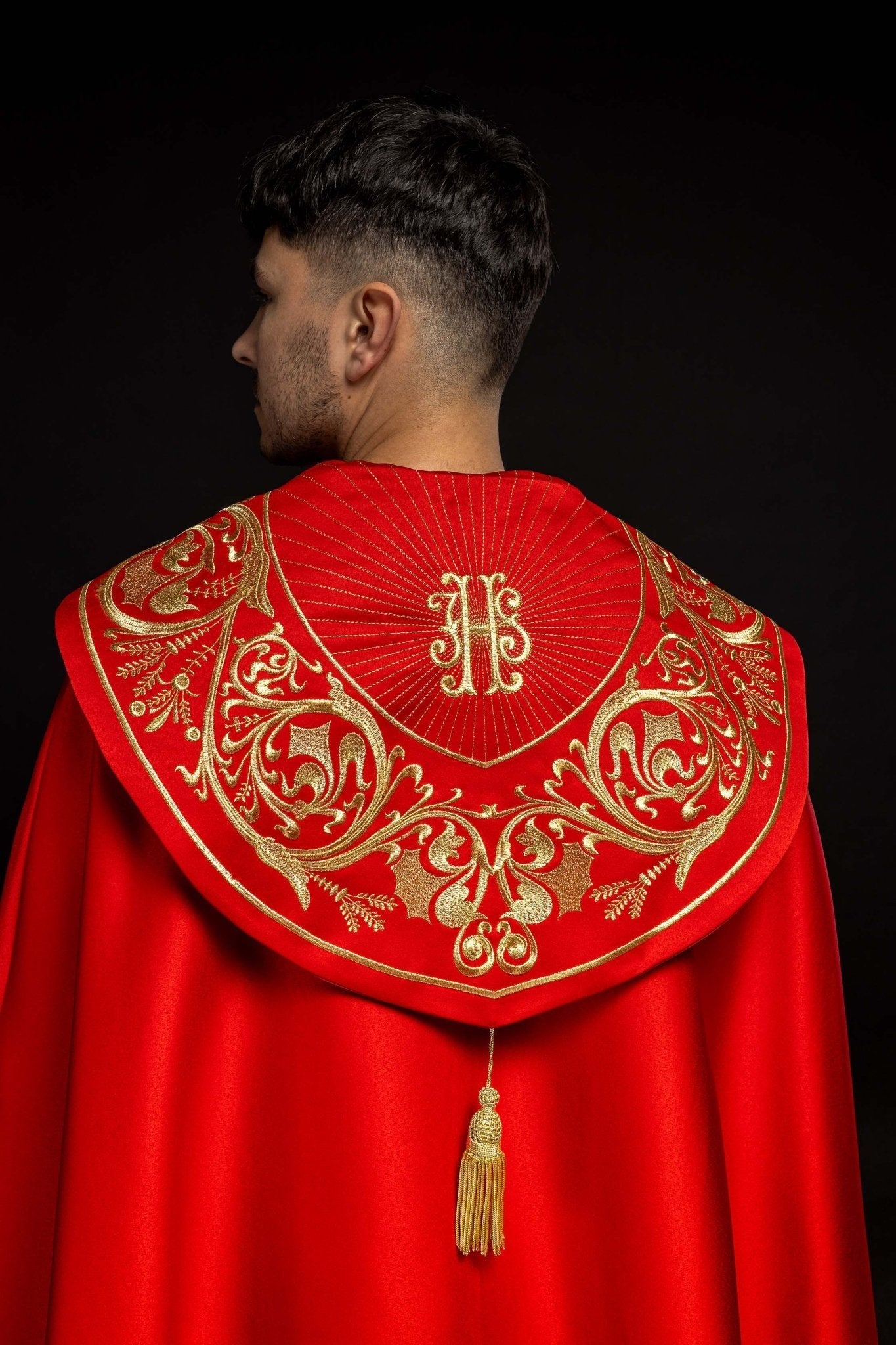 Cape liturgique richement brodée IHS en rouge KKP/009/02/20 145cm - CHASUBLES.FR