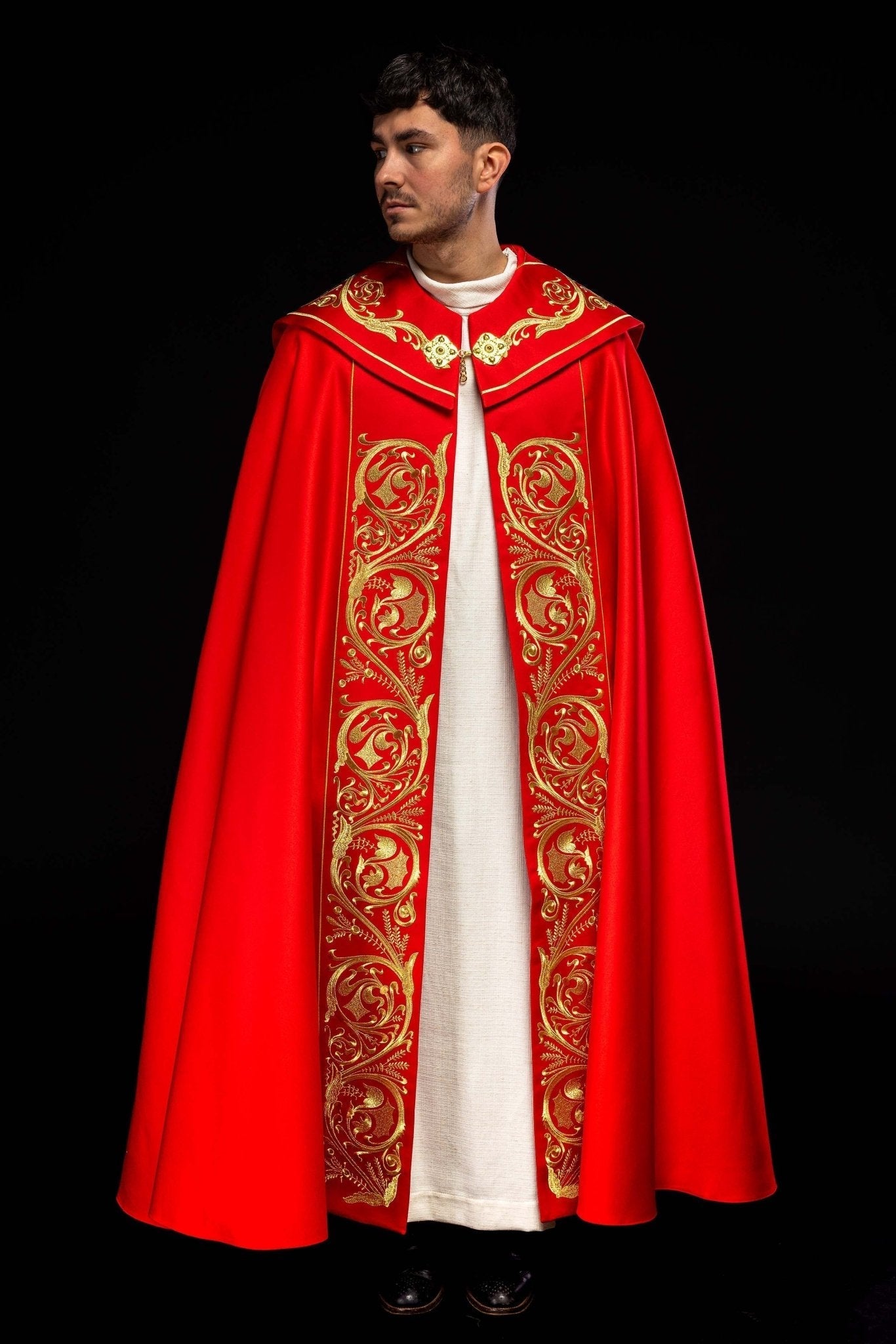 Cape liturgique richement brodée IHS en rouge KKP/009/02/20 145cm - CHASUBLES.FR