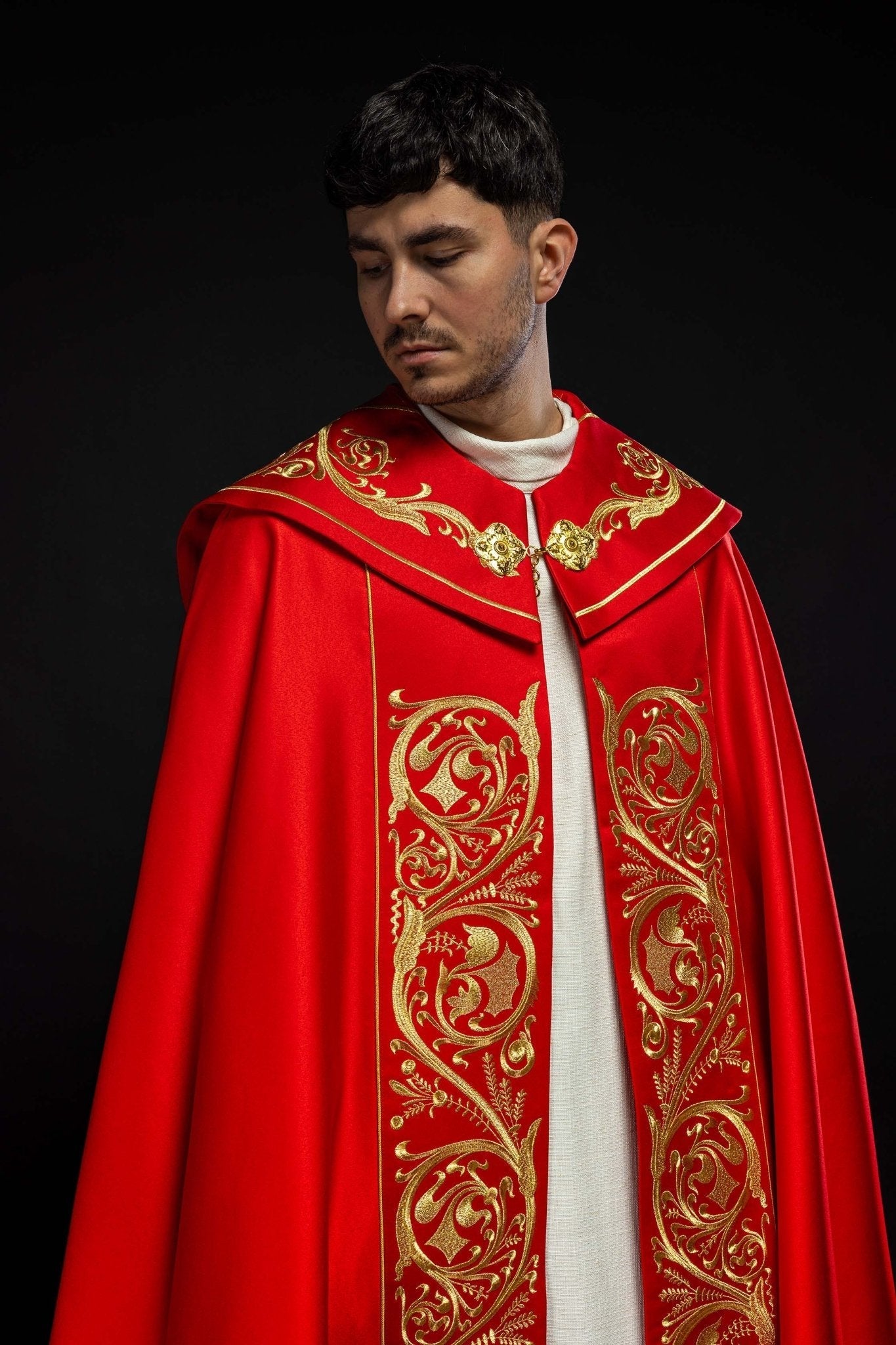 Cape liturgique richement brodée IHS en rouge KKP/009/02/20 145cm - CHASUBLES.FR