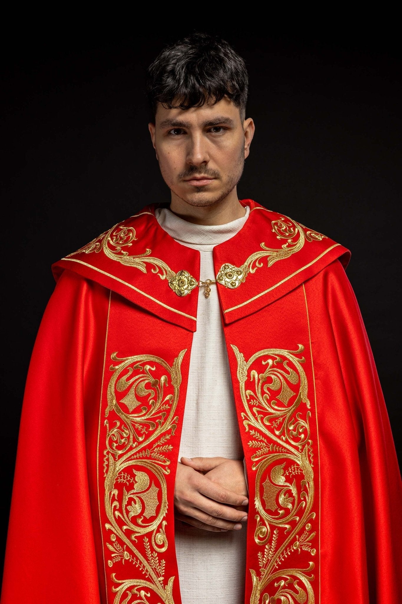 Cape liturgique richement brodée IHS en rouge KKP/009/02/20 145cm - CHASUBLES.FR