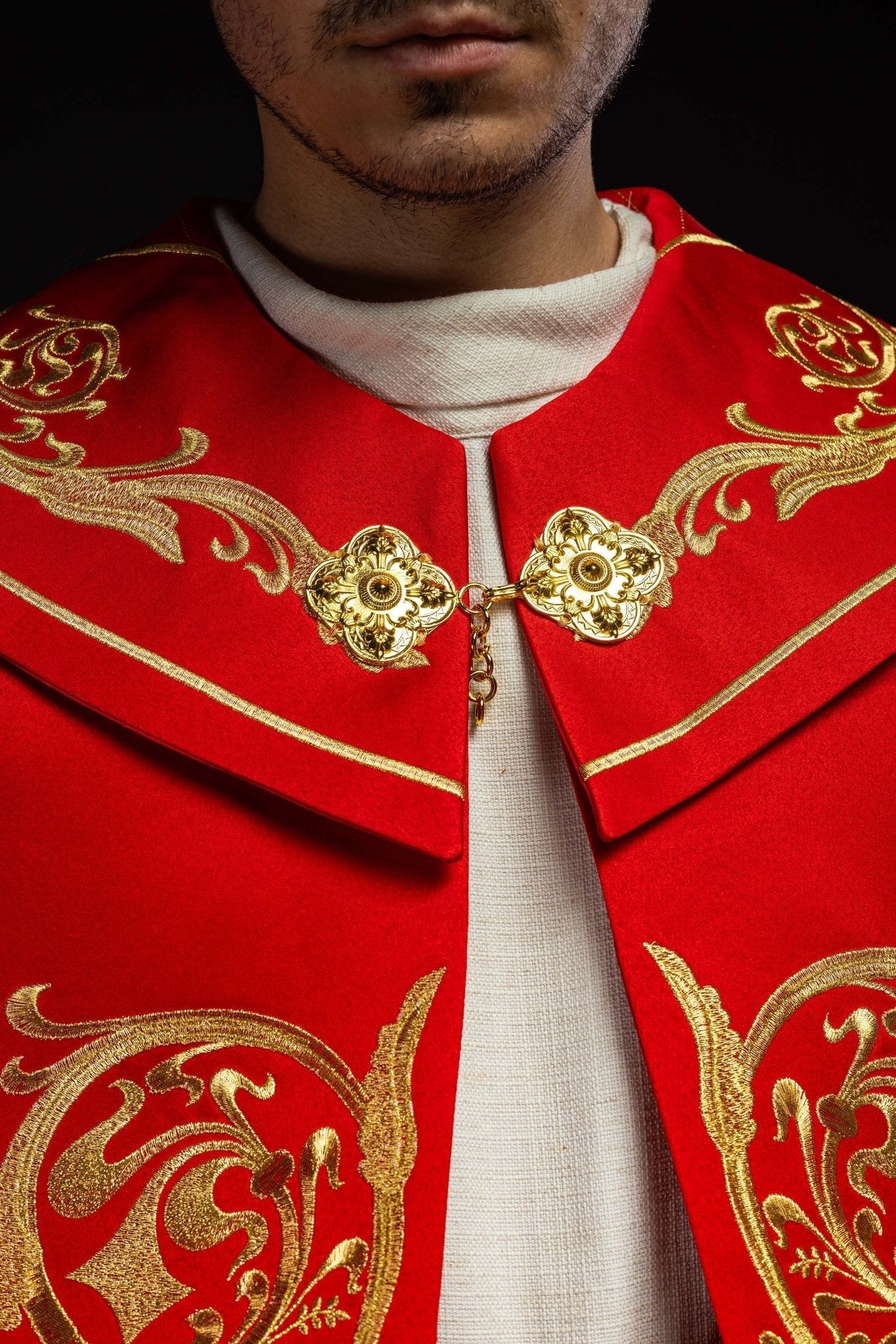 Cape liturgique richement brodée IHS en rouge KKP/009/02/20 145cm - CHASUBLES.FR