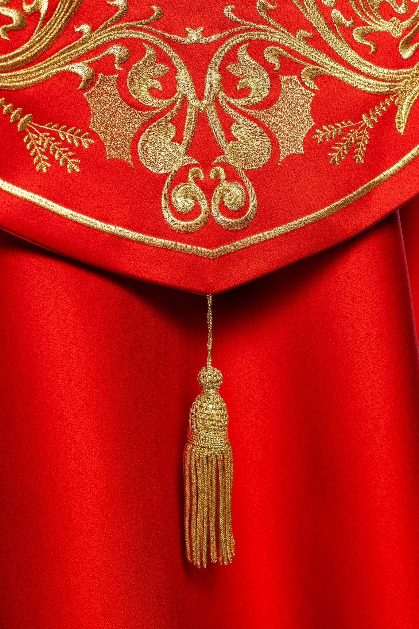 Cape liturgique richement brodée IHS en rouge KKP/009/02/20 145cm - CHASUBLES.FR