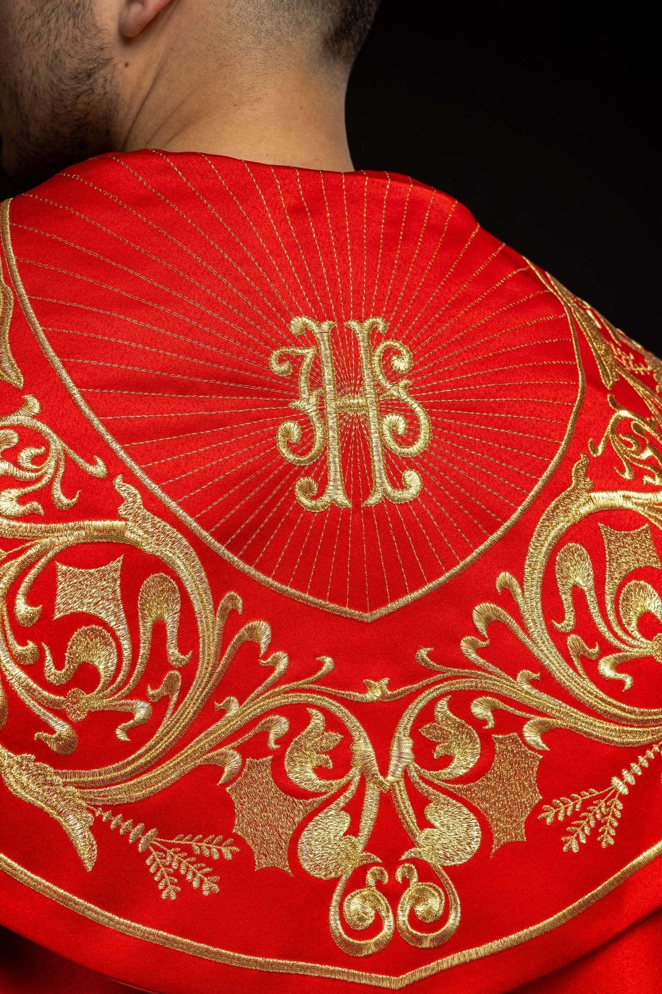 Cape liturgique richement brodée IHS en rouge KKP/009/02/20 145cm - CHASUBLES.FR