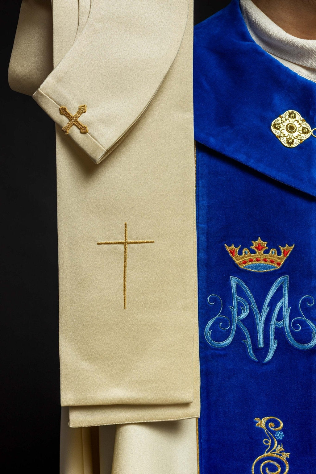 Cape mariale brodée avec velours écru KKP/127/05/20/PA ECRU SAT. POMPON 145cm - CHASUBLES.FR
