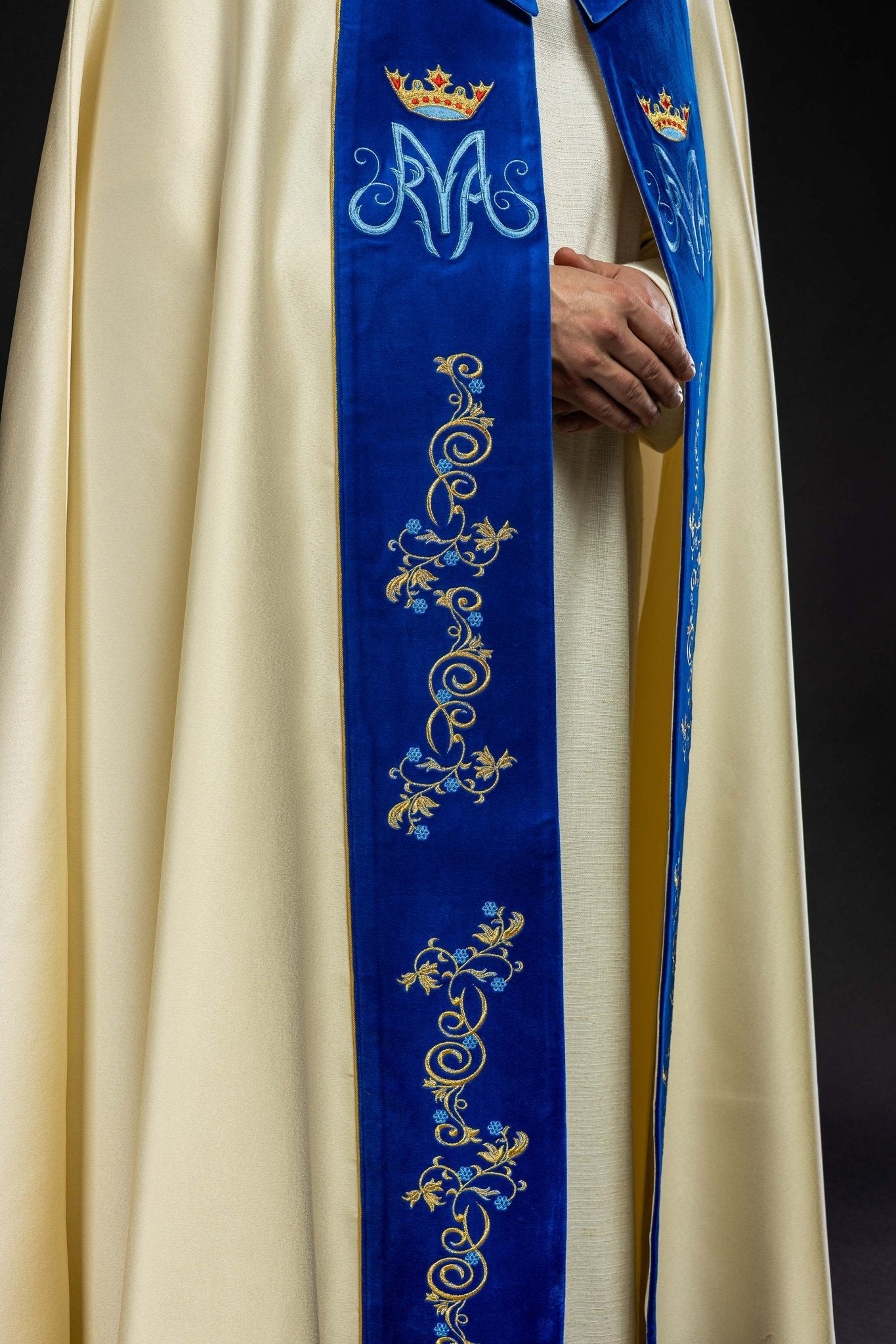 Cape mariale brodée avec velours écru KKP/127/05/20/PA ECRU SAT. POMPON 145cm - CHASUBLES.FR
