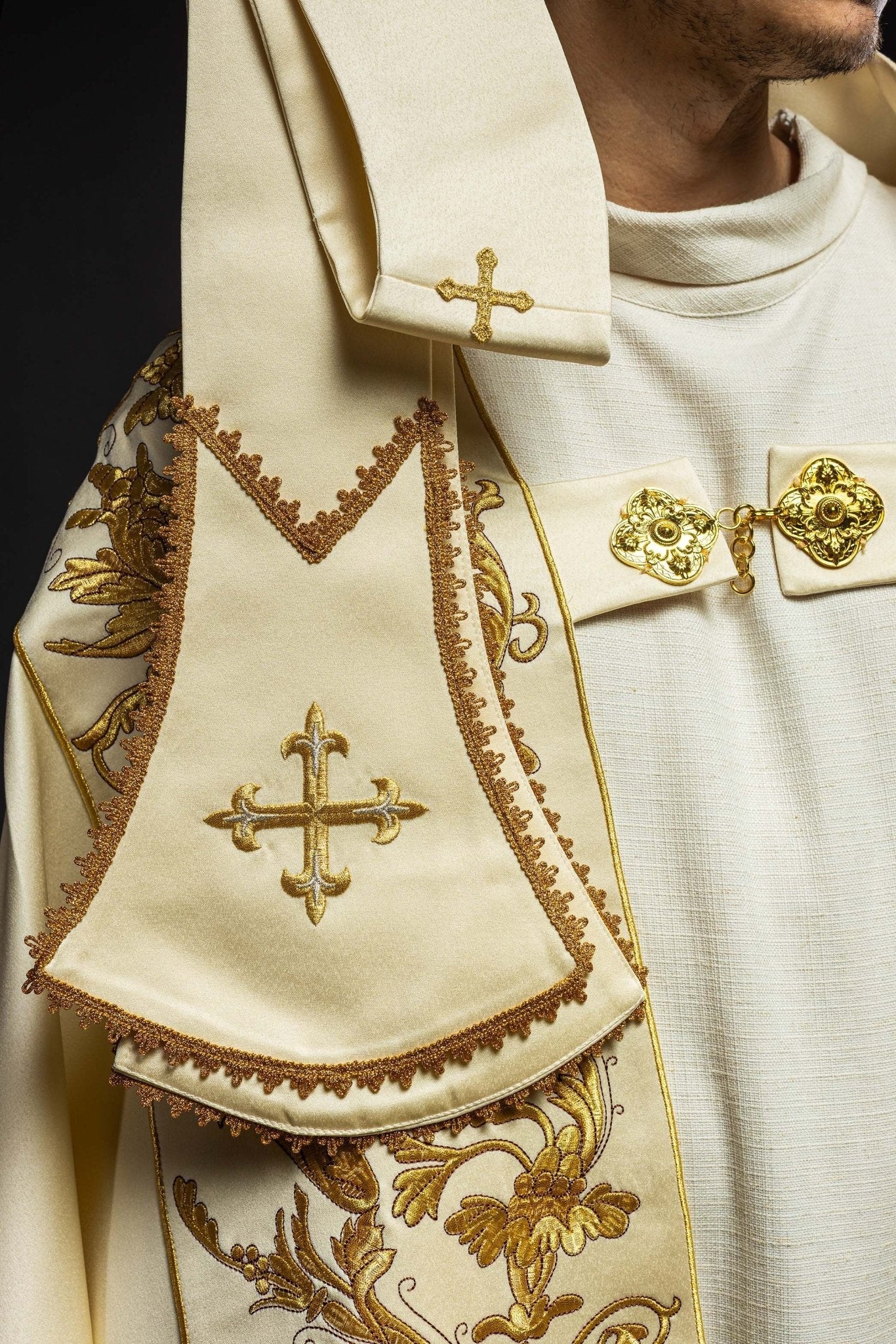 Cape romaine en satin écru avec calice brodé KKP/013/05/20 150 cm - CHASUBLES.FR