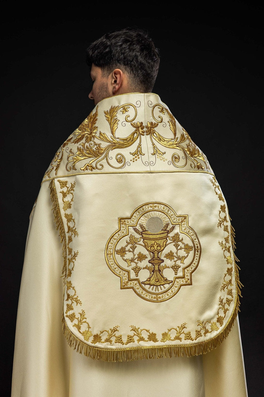 Cape romaine en satin écru avec calice brodé KKP/013/05/20 150 cm - CHASUBLES.FR