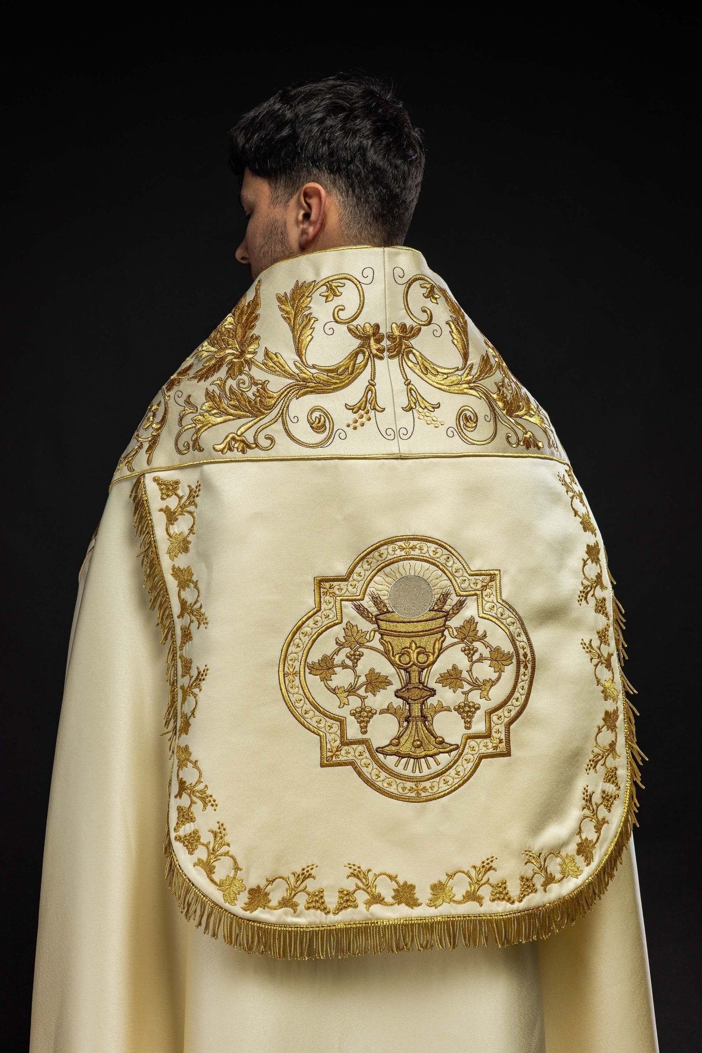 Cape romaine en satin écru avec calice brodé KKP/013/05/20 150 cm - CHASUBLES.FR
