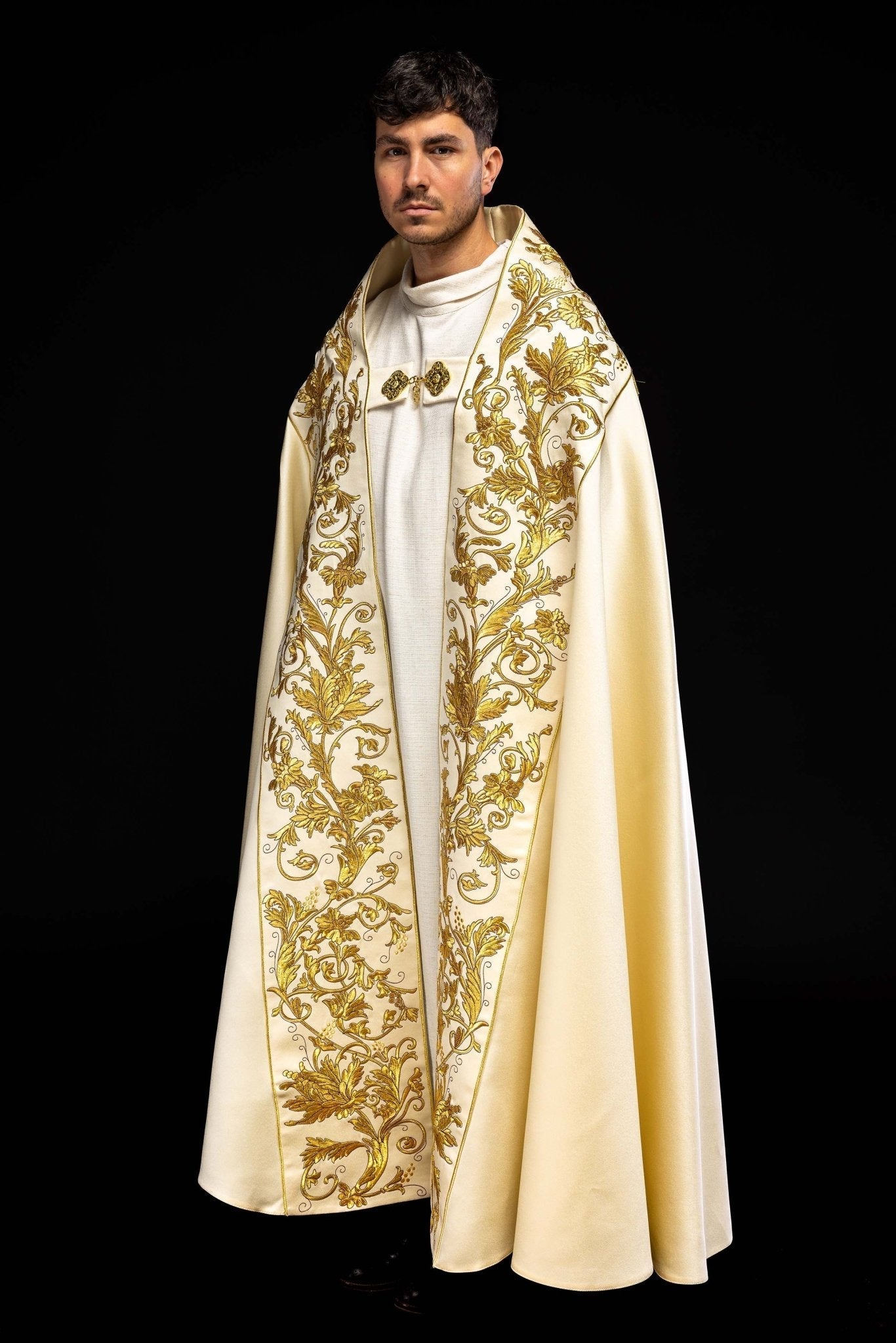 Cape romaine en satin écru avec calice brodé KKP/013/05/20 150 cm - CHASUBLES.FR