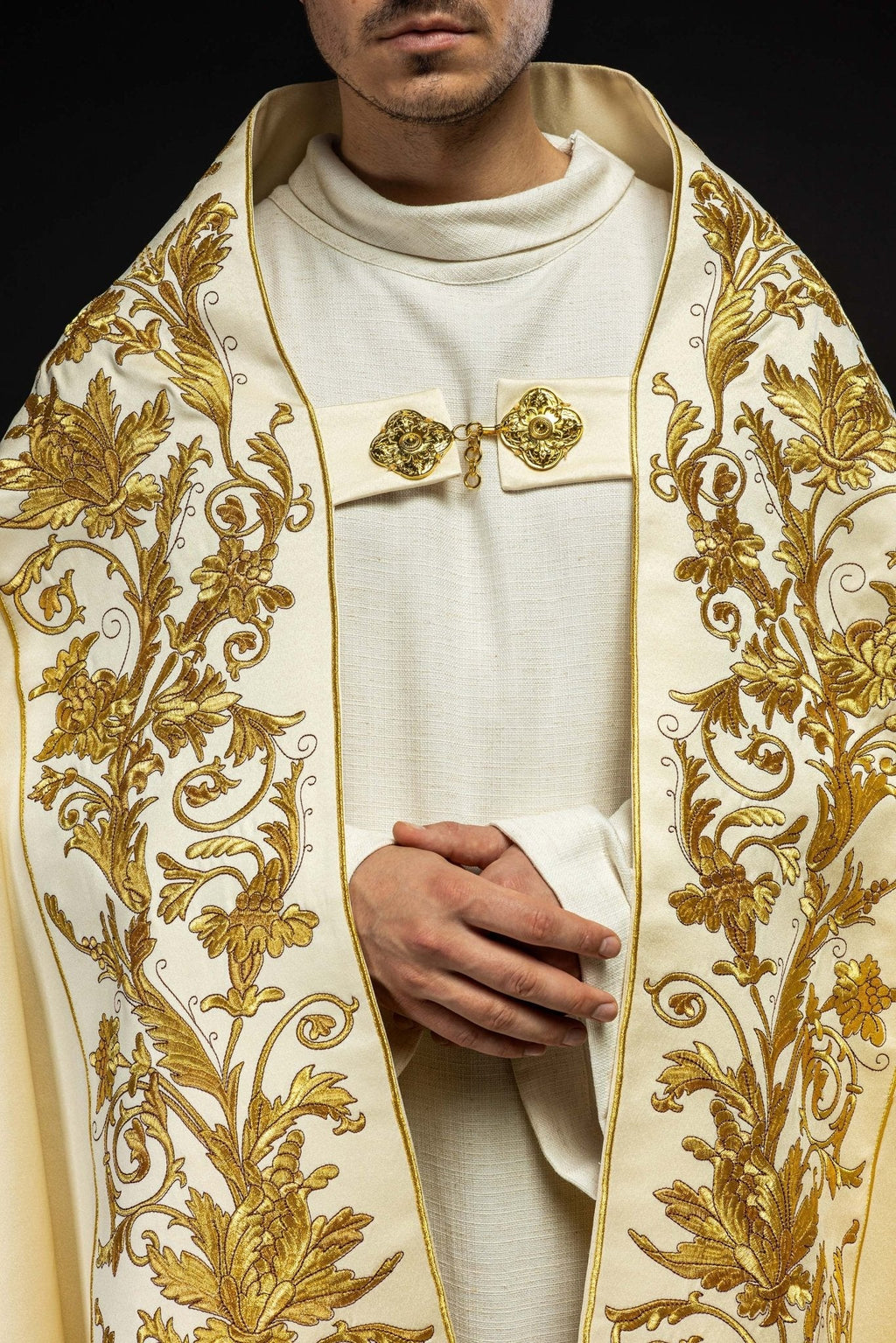 Cape romaine en satin écru avec calice brodé KKP/013/05/20 150 cm - CHASUBLES.FR