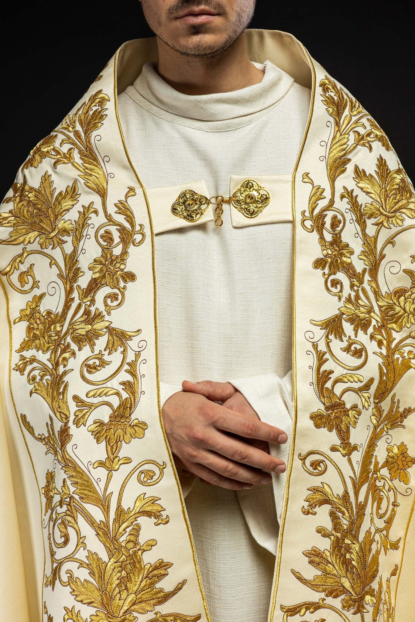 Cape romaine en satin écru avec calice brodé KKP/013/05/20 150 cm - CHASUBLES.FR