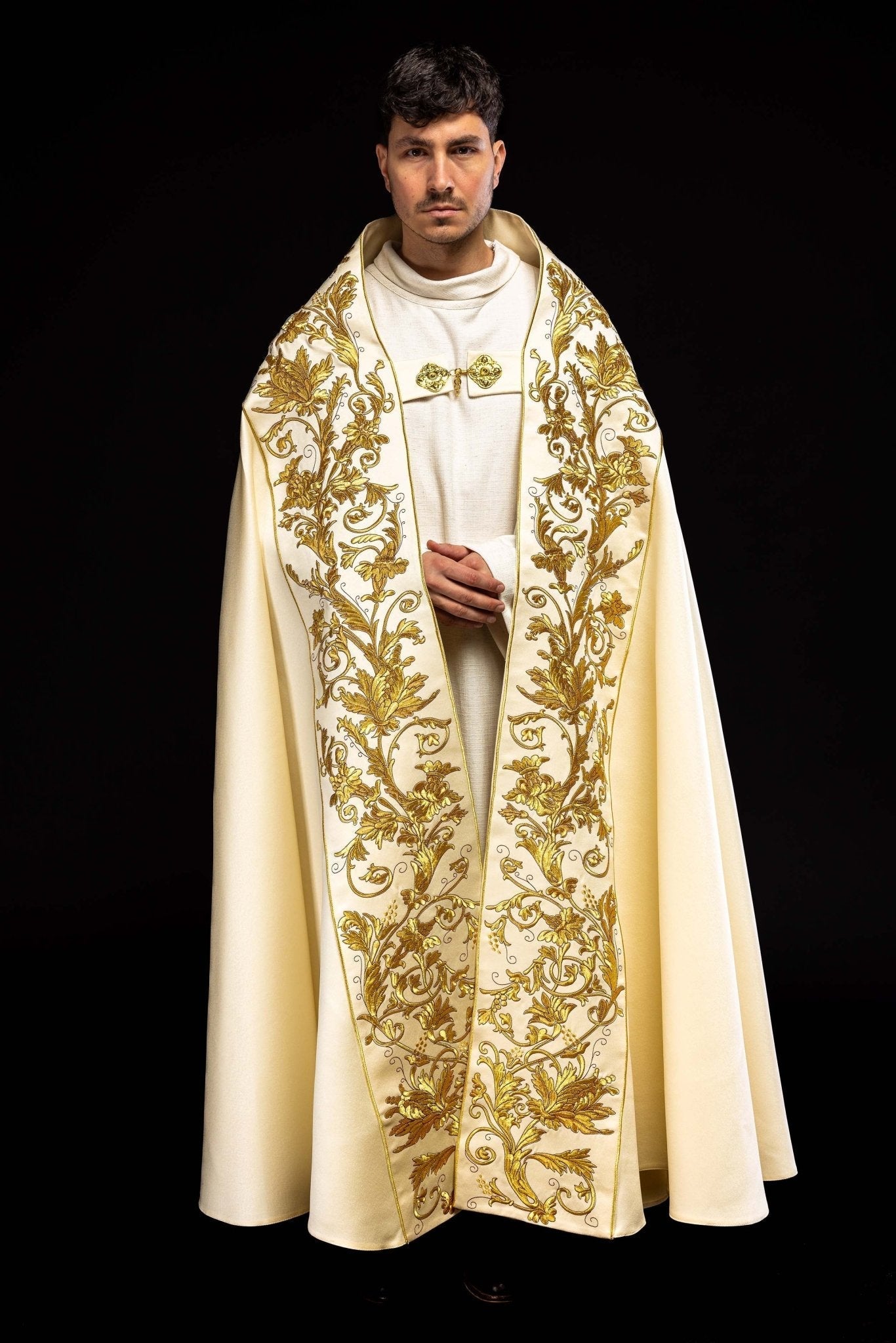 Cape romaine en satin écru avec calice brodé KKP/013/05/20 150 cm - CHASUBLES.FR