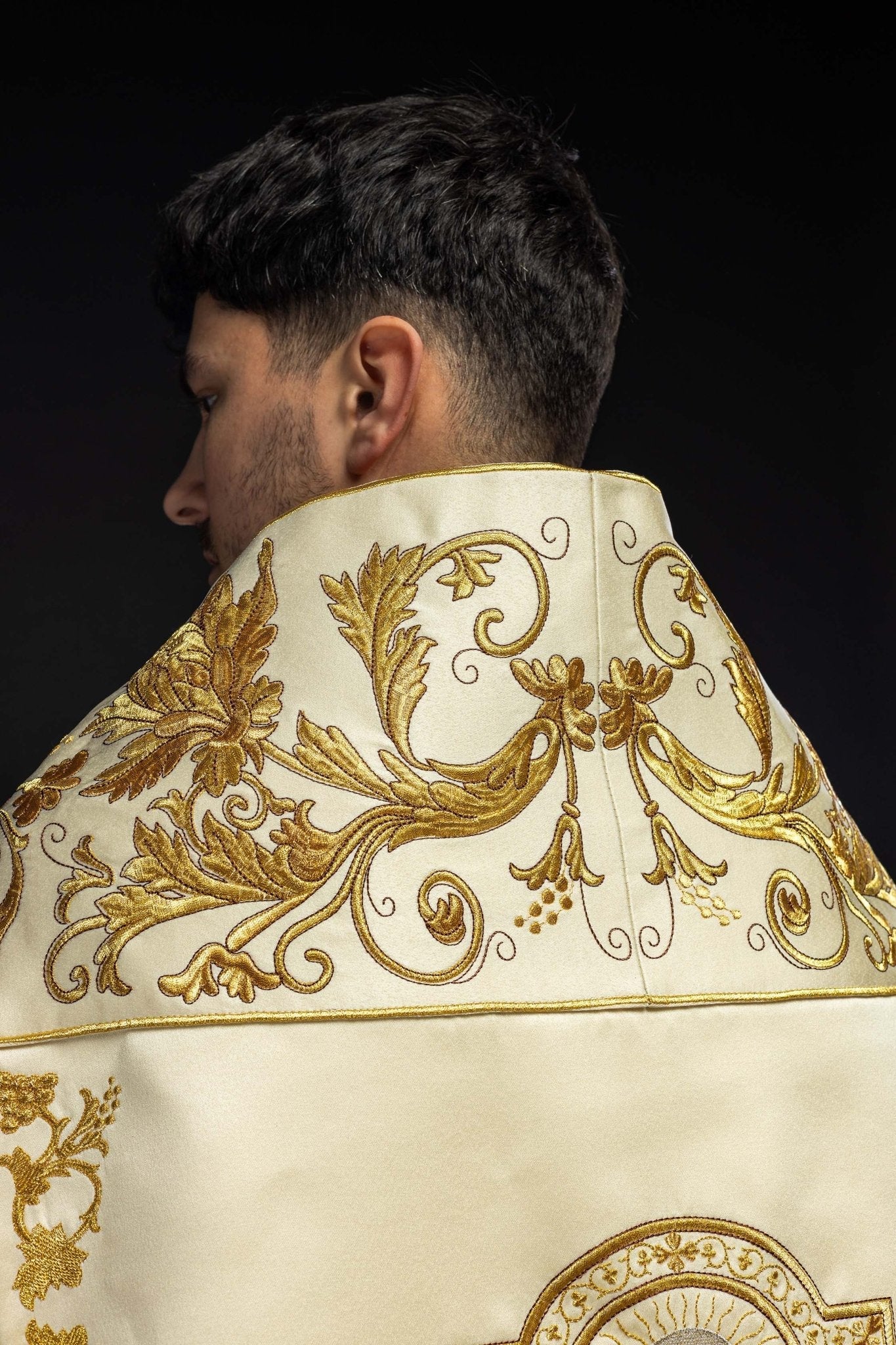 Cape romaine en satin écru avec calice brodé KKP/013/05/20 150 cm - CHASUBLES.FR