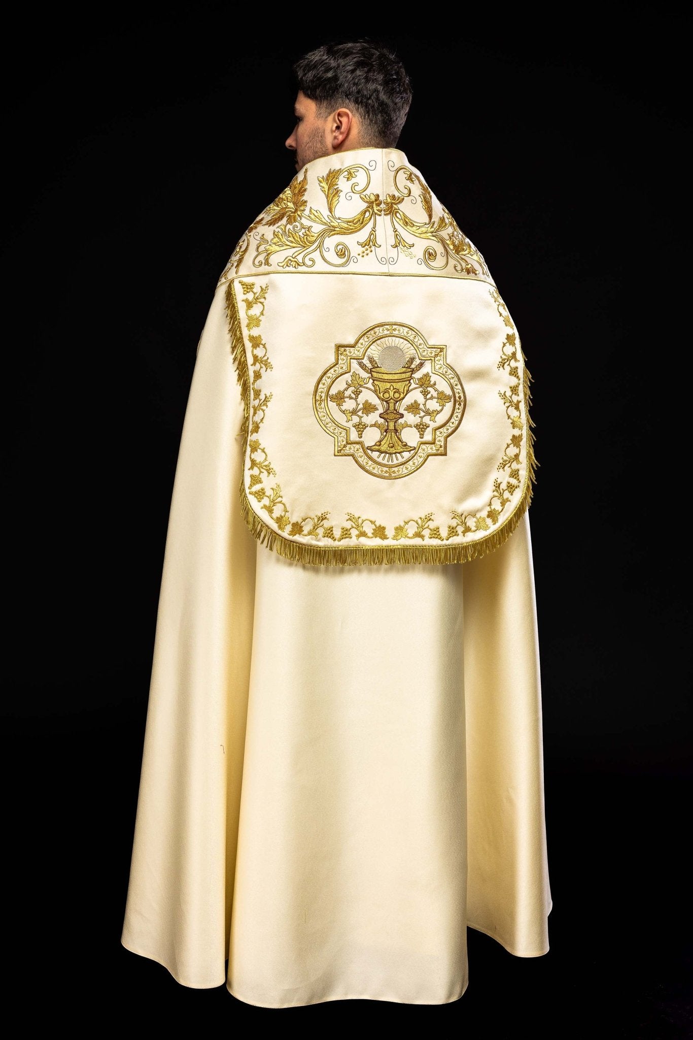 Cape romaine en satin écru avec calice brodé KKP/013/05/20 150 cm - CHASUBLES.FR