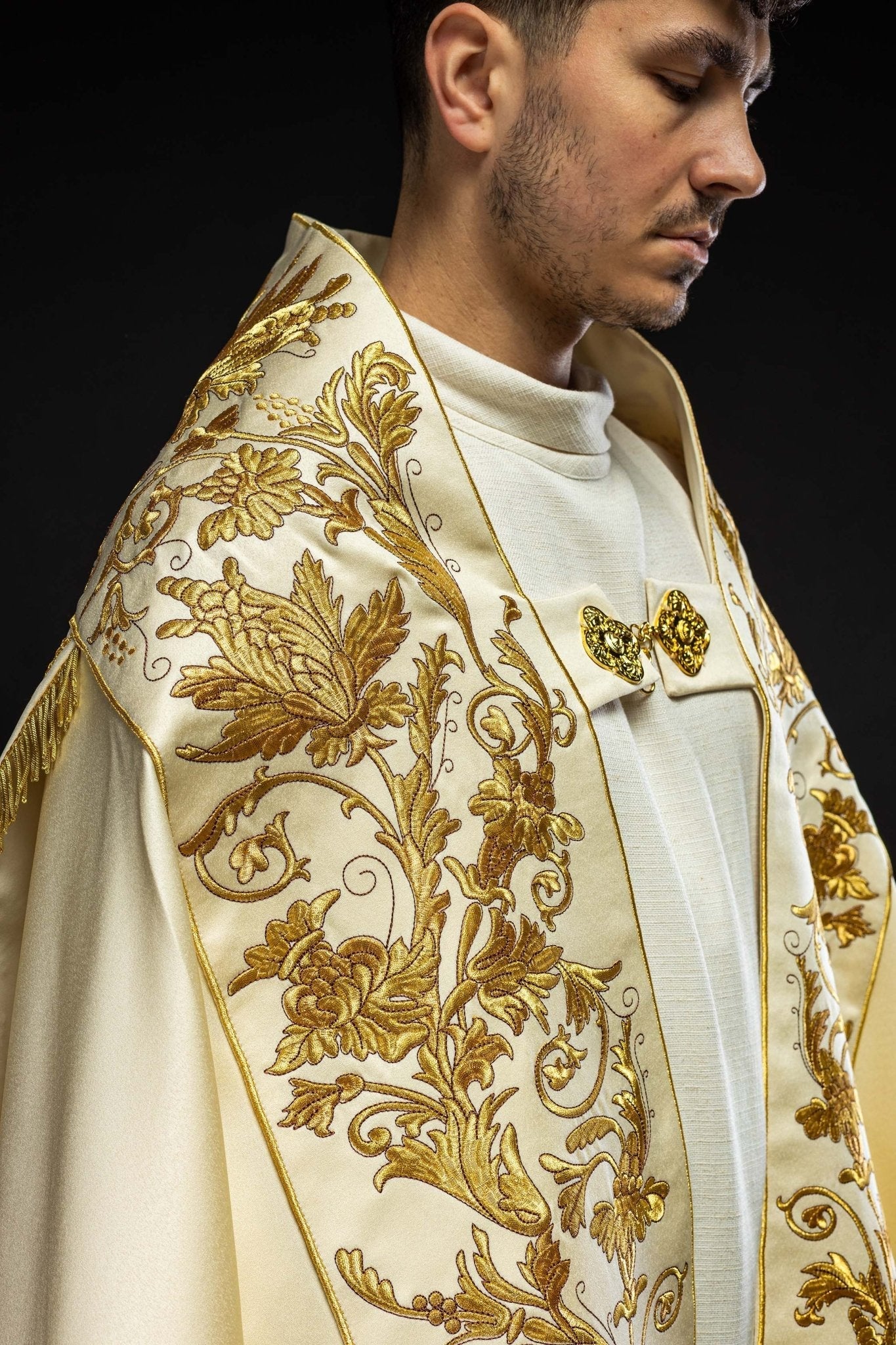 Cape romaine en satin écru avec calice brodé KKP/013/05/20 150 cm - CHASUBLES.FR