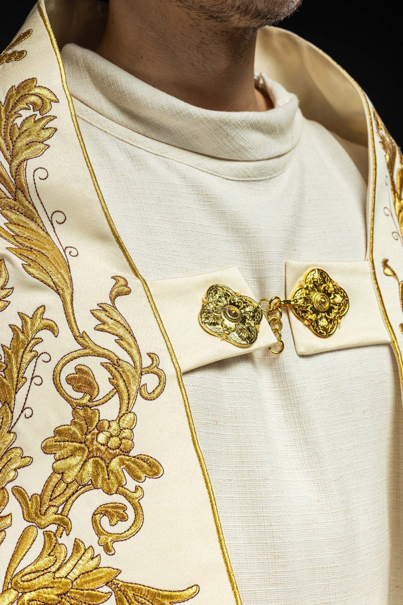 Cape romaine en satin écru avec calice brodé KKP/013/05/20 150 cm - CHASUBLES.FR