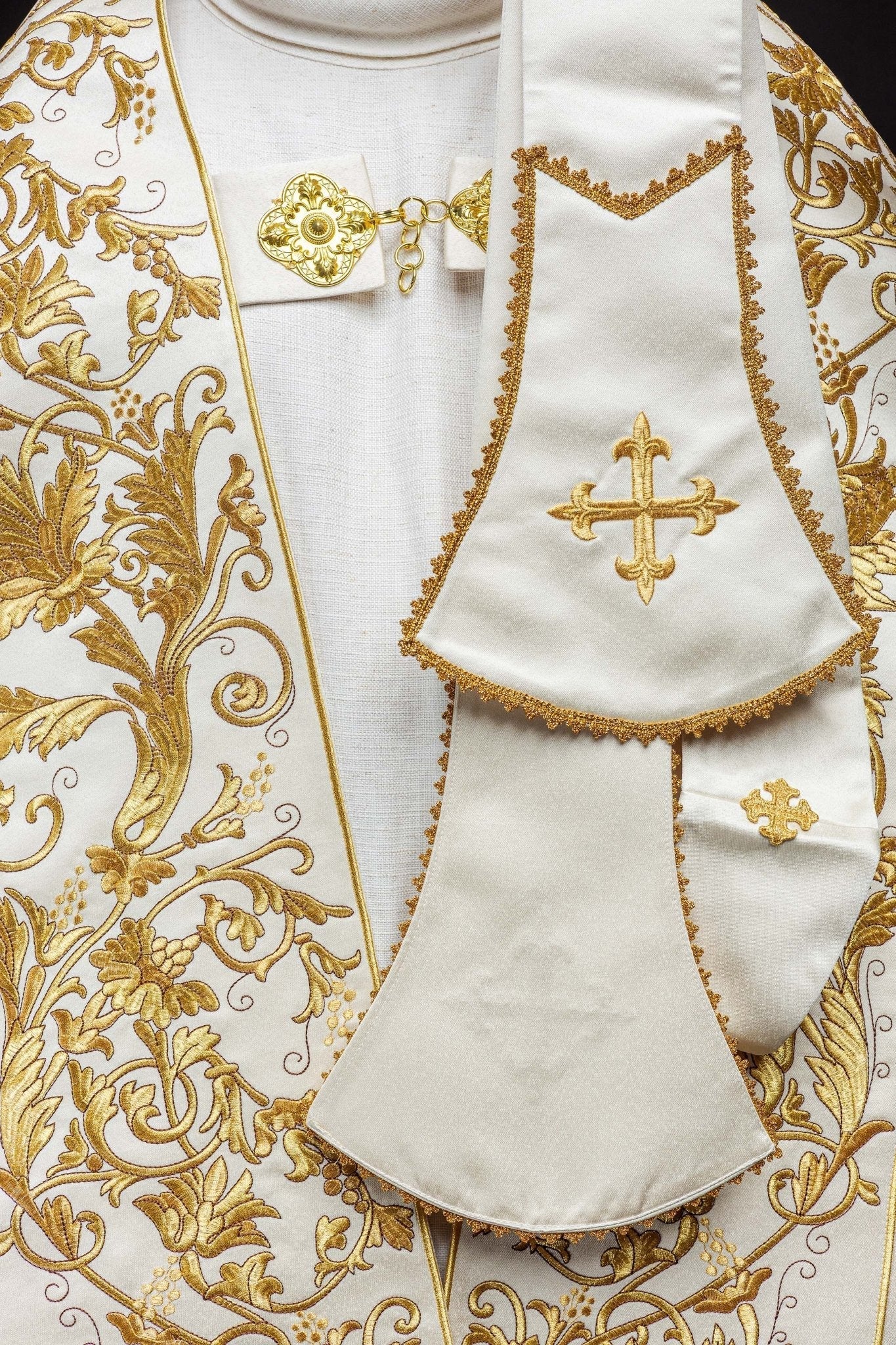 Cape romaine en satin écru avec cœur brodé du Seigneur Jésus KKP/026/05/20 150 cm - CHASUBLES.FR