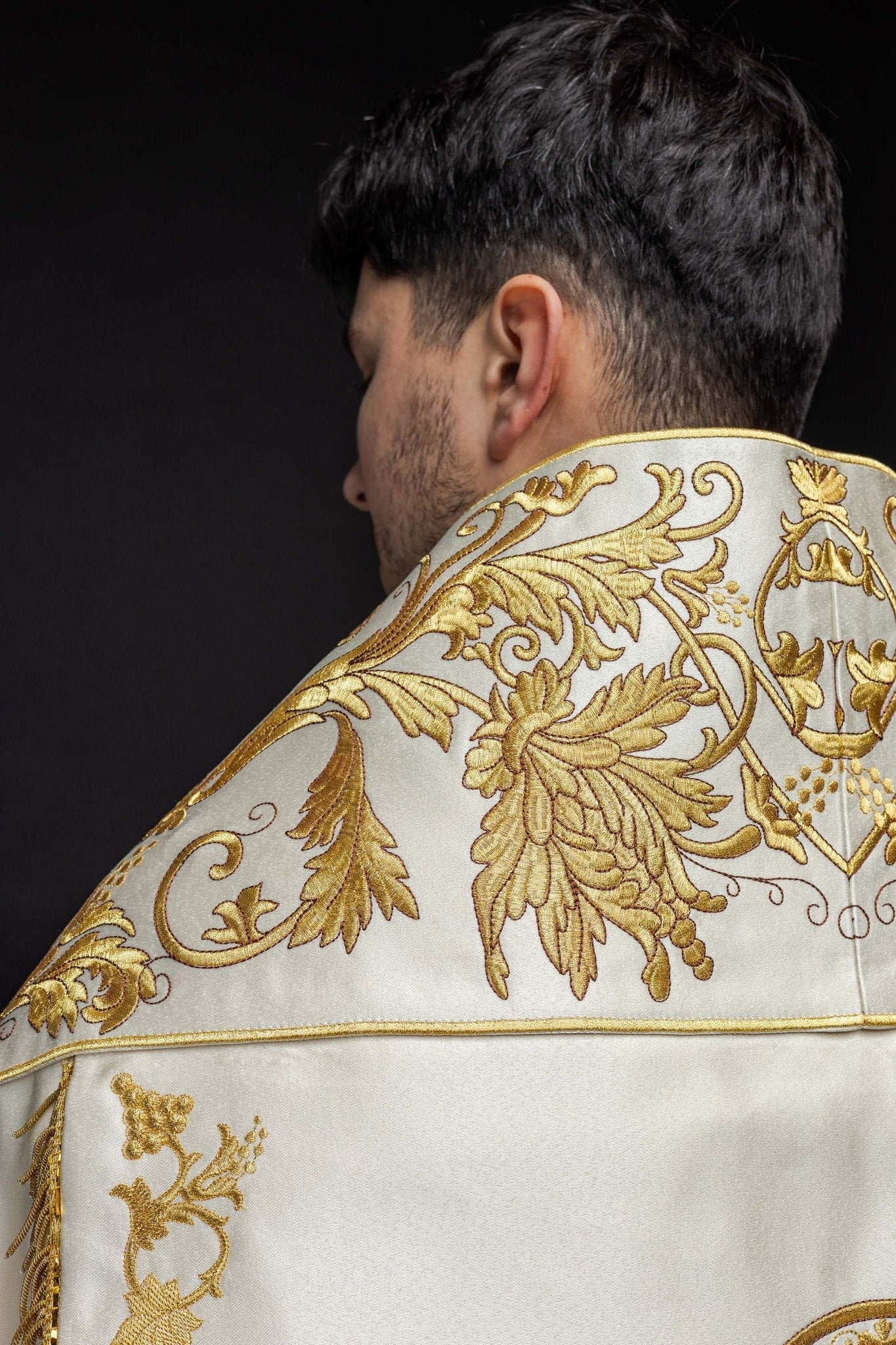 Cape romaine en satin écru avec cœur brodé du Seigneur Jésus KKP/026/05/20 150 cm - CHASUBLES.FR