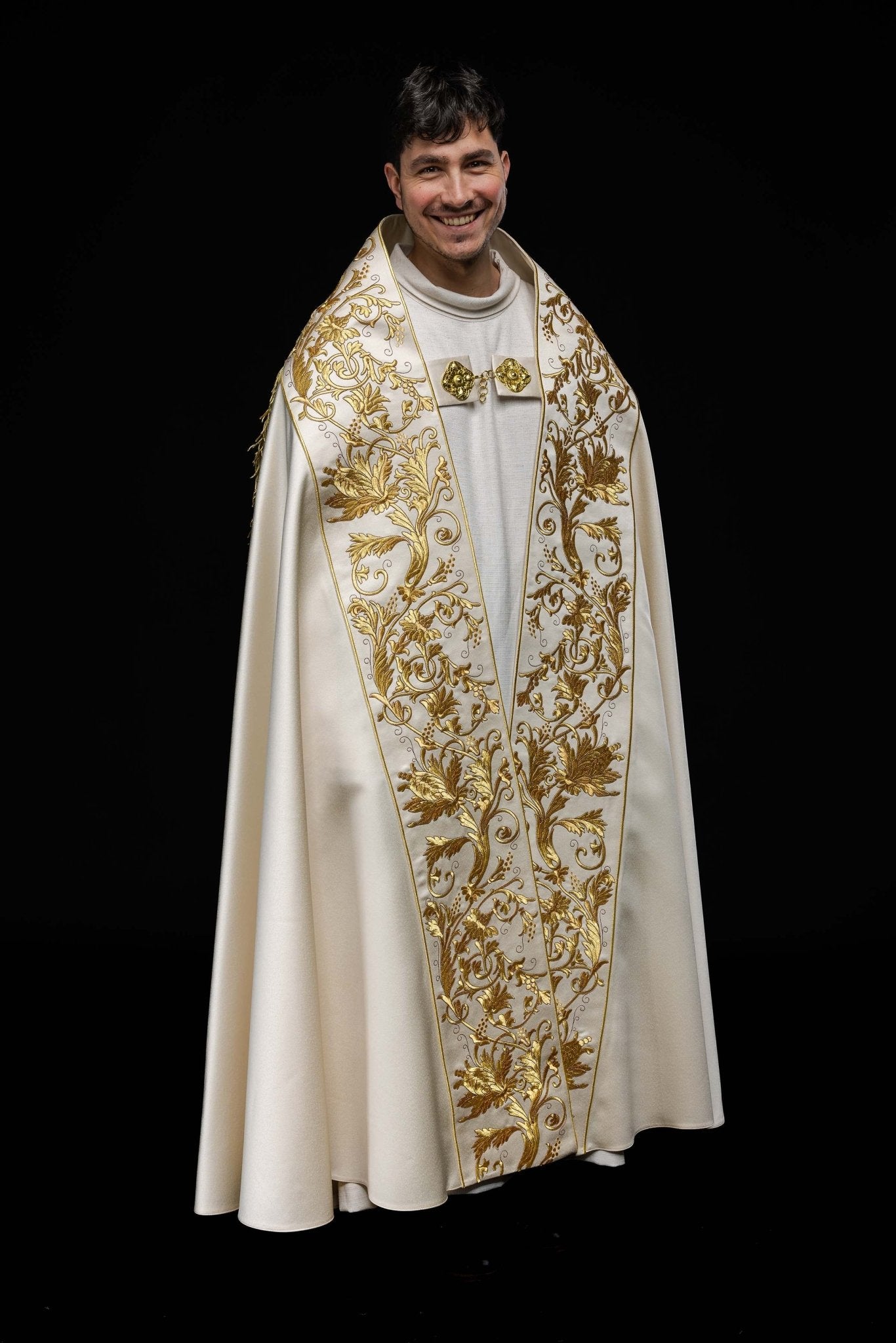 Cape romaine en satin écru avec cœur brodé du Seigneur Jésus KKP/026/05/20 150 cm - CHASUBLES.FR