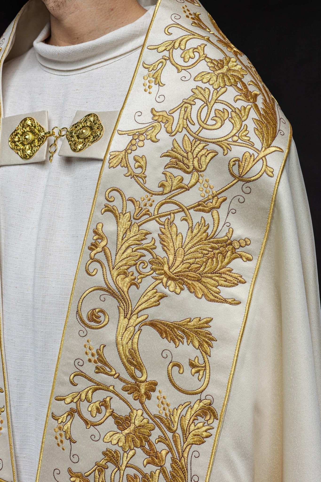 Cape romaine en satin écru avec cœur brodé du Seigneur Jésus KKP/026/05/20 150 cm - CHASUBLES.FR