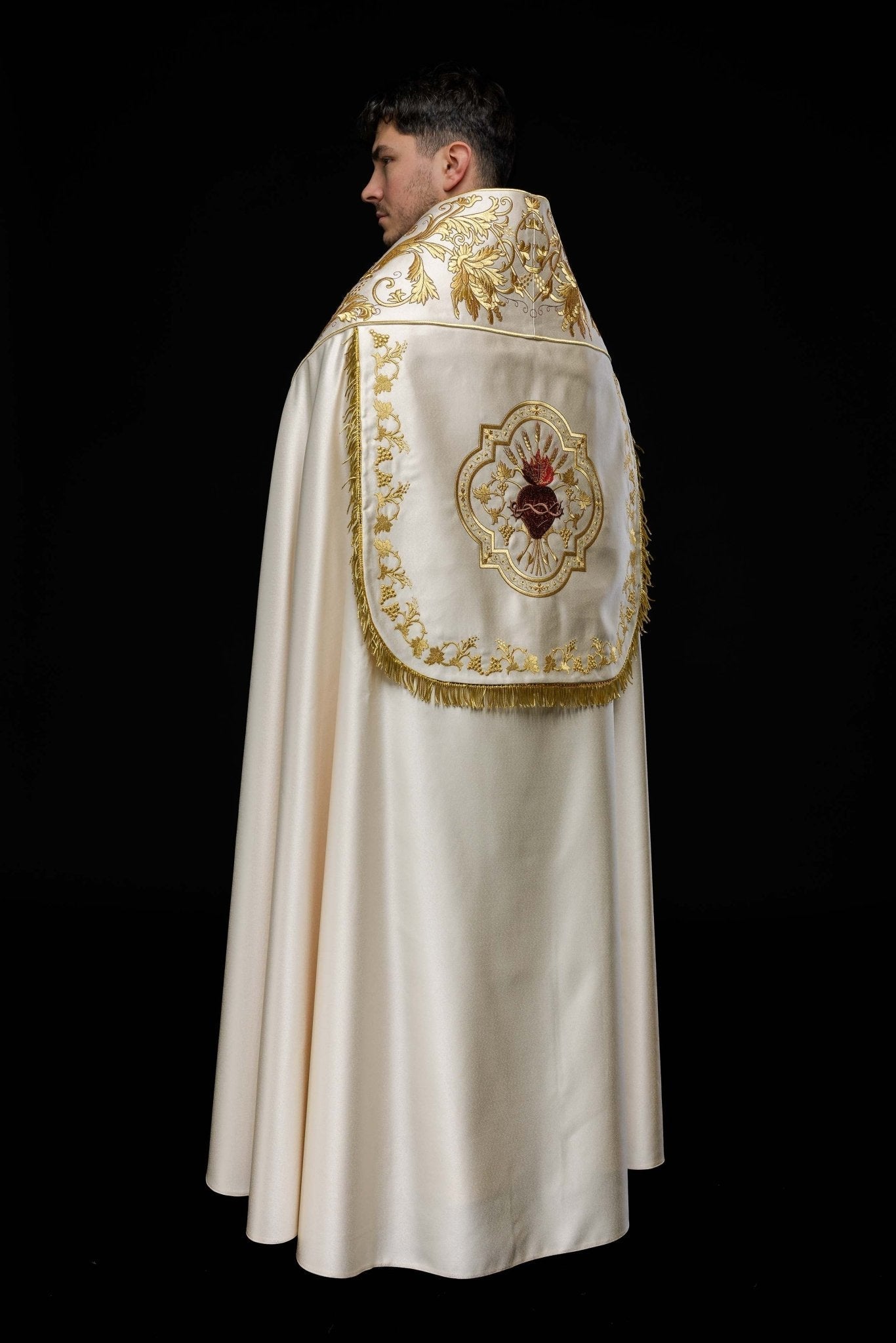 Cape romaine en satin écru avec cœur brodé du Seigneur Jésus KKP/026/05/20 150 cm - CHASUBLES.FR