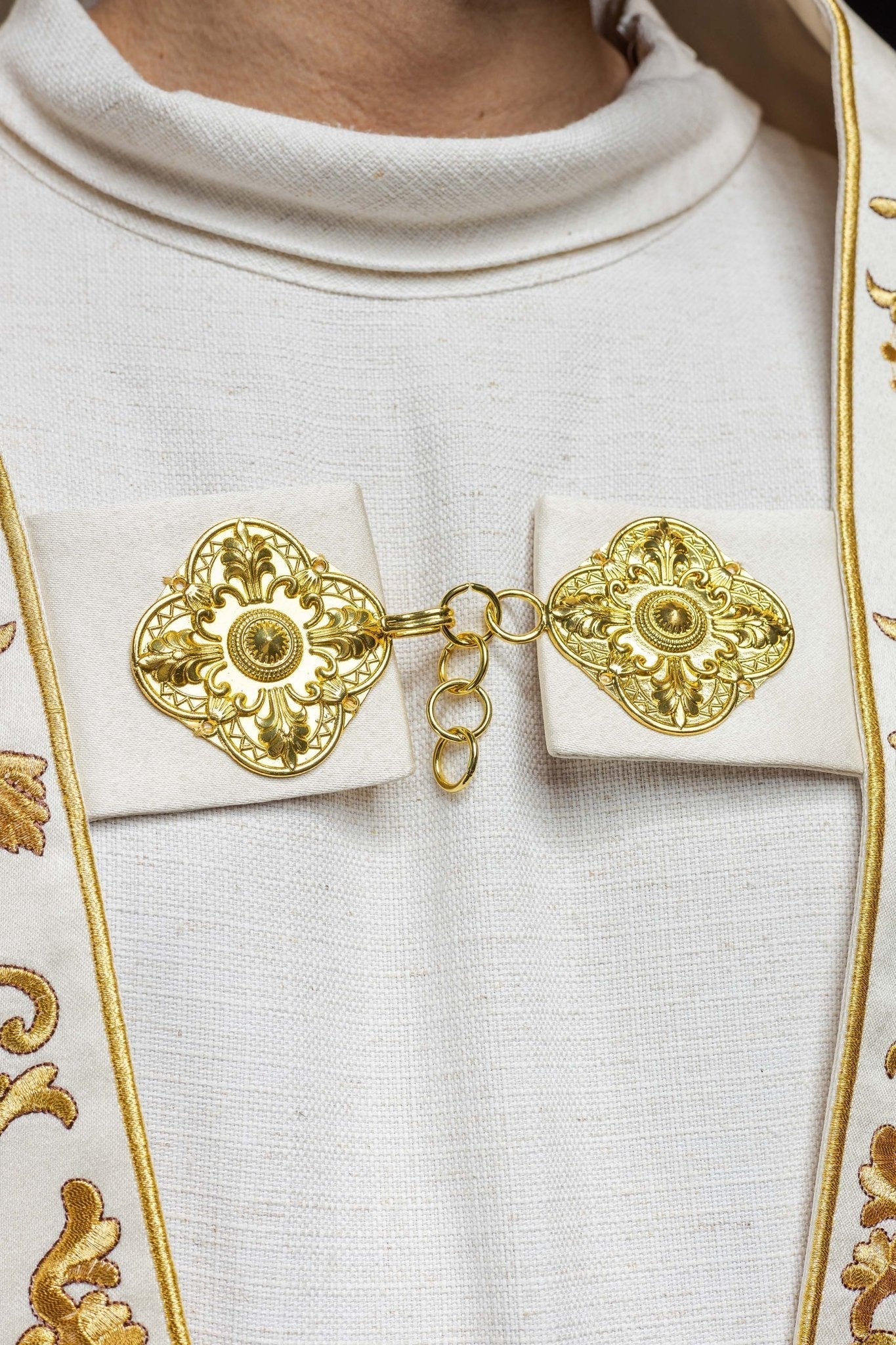 Cape romaine en satin écru avec cœur brodé du Seigneur Jésus KKP/026/05/20 150 cm - CHASUBLES.FR