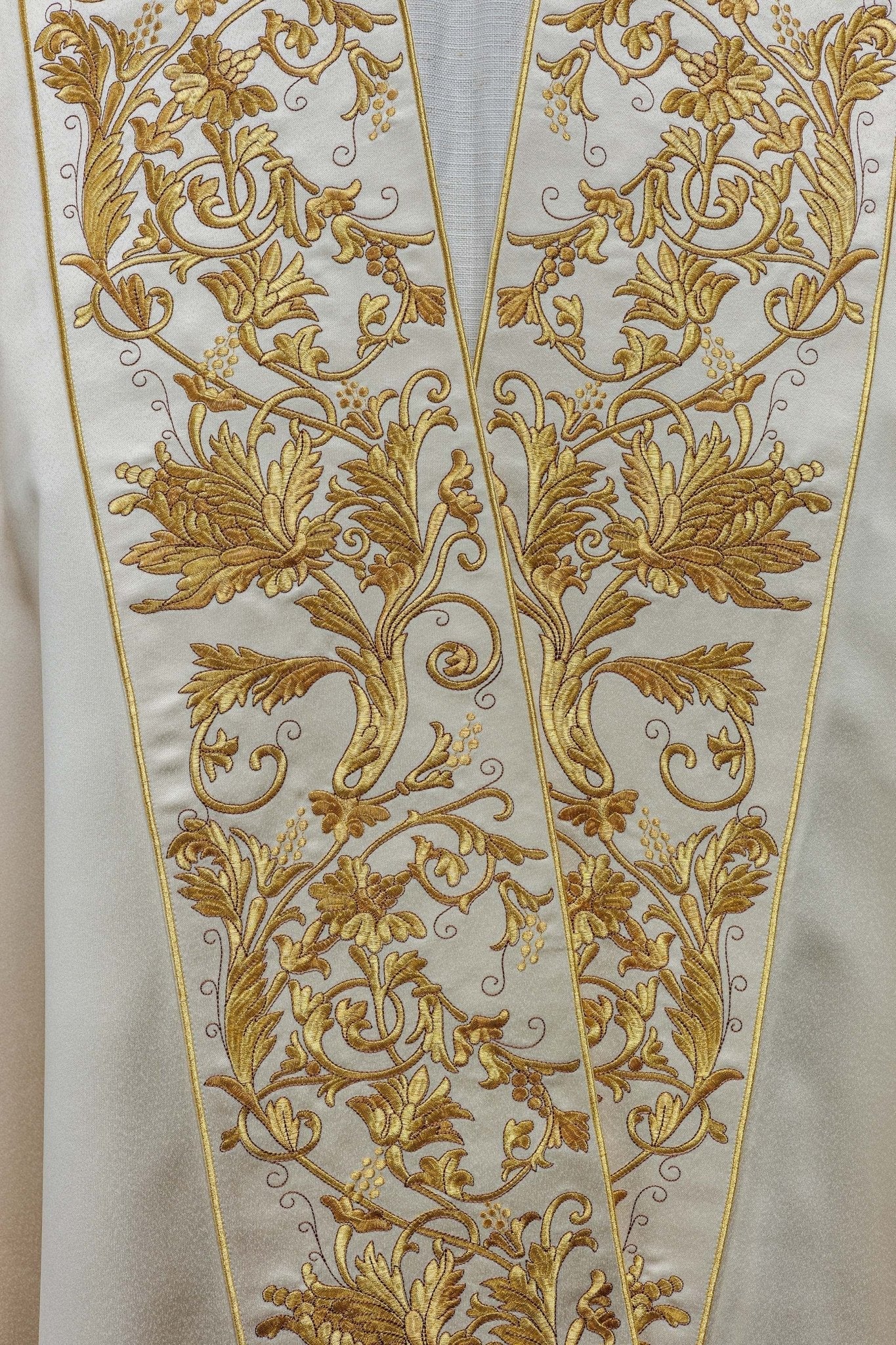 Cape romaine en satin écru avec cœur brodé du Seigneur Jésus KKP/026/05/20 150 cm - CHASUBLES.FR
