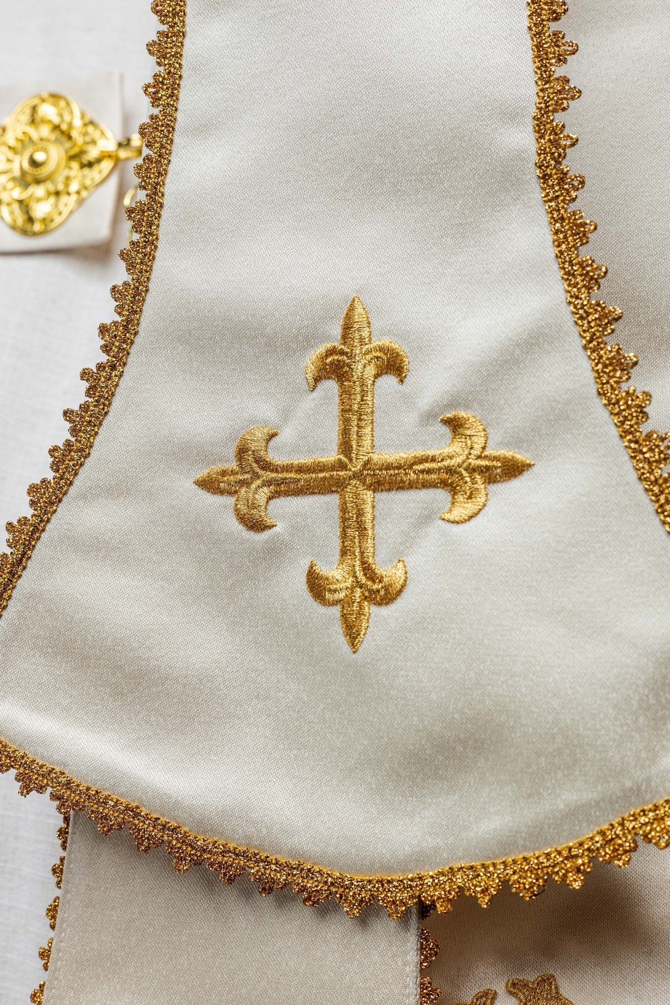 Cape romaine en satin écru avec cœur brodé du Seigneur Jésus KKP/026/05/20 150 cm - CHASUBLES.FR
