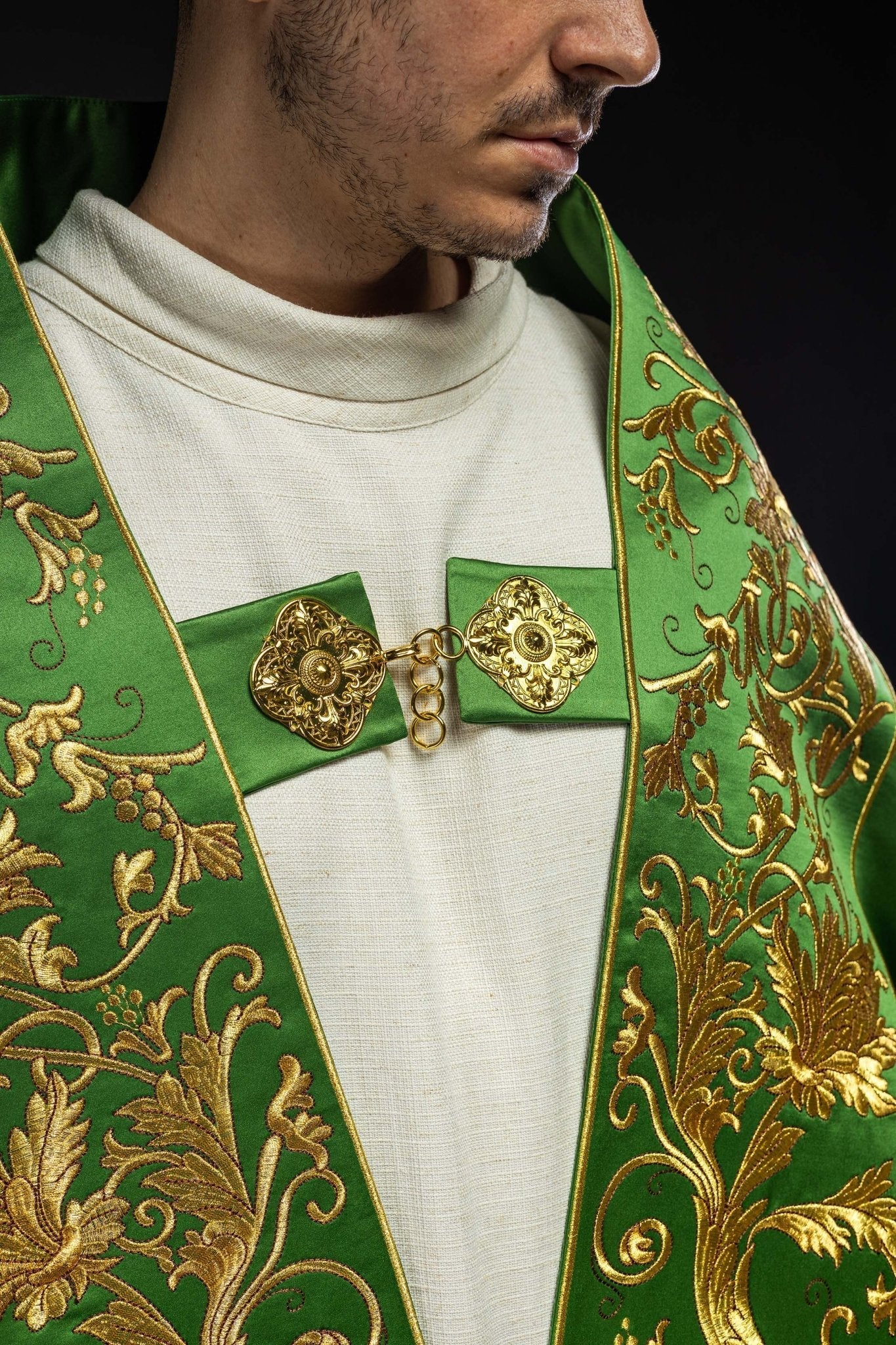 Cape romaine en satin vert avec cœur de Jésus brodé KKP/026/01/20 150cm - CHASUBLES.FR