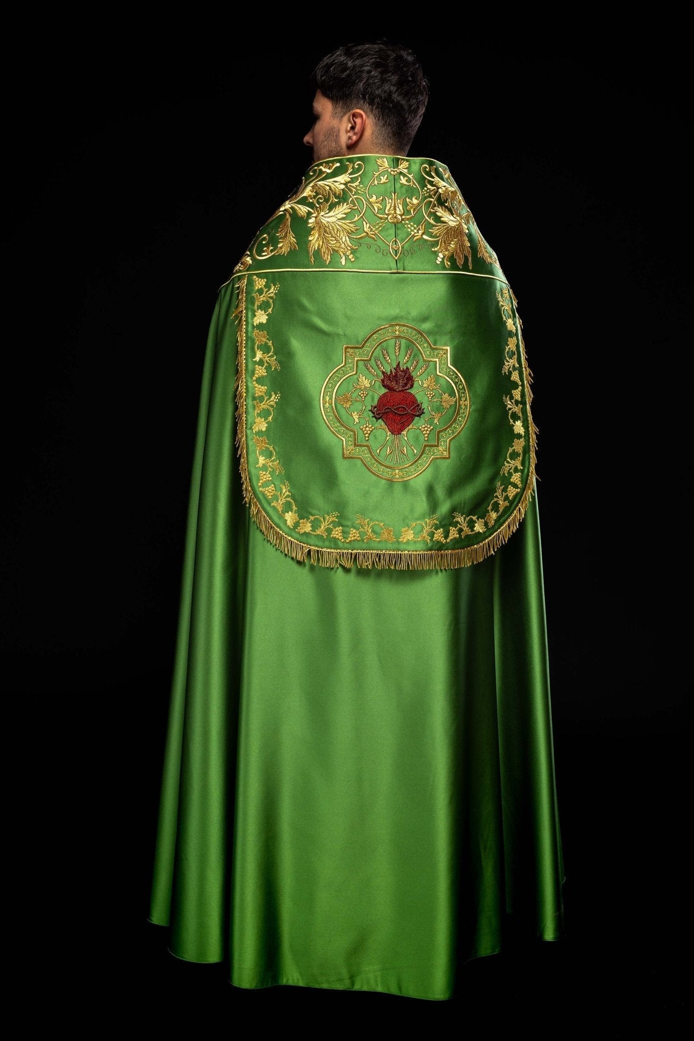Cape romaine en satin vert avec cœur de Jésus brodé KKP/026/01/20 150cm - CHASUBLES.FR