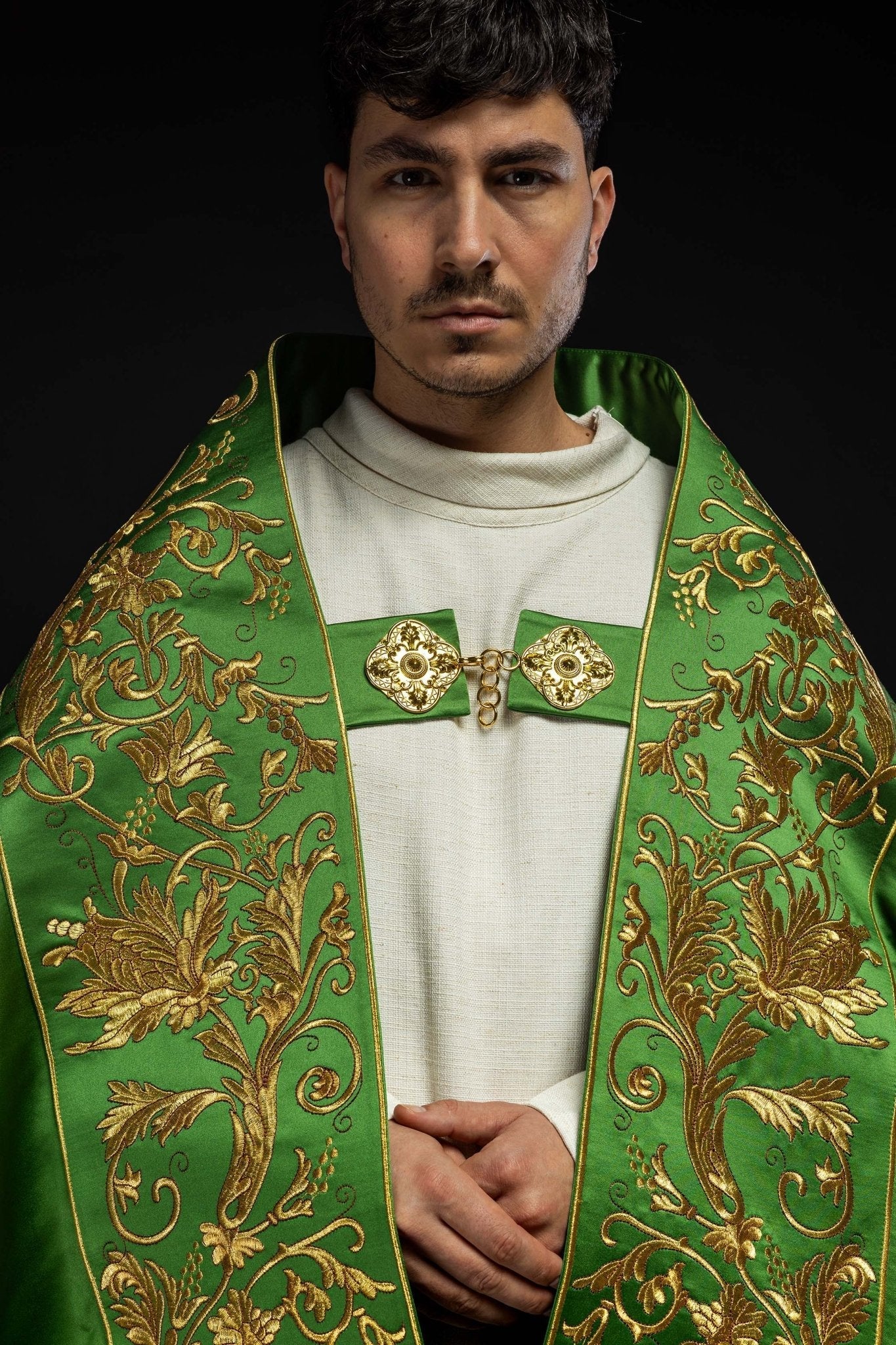 Cape romaine en satin vert avec cœur de Jésus brodé KKP/026/01/20 150cm - CHASUBLES.FR