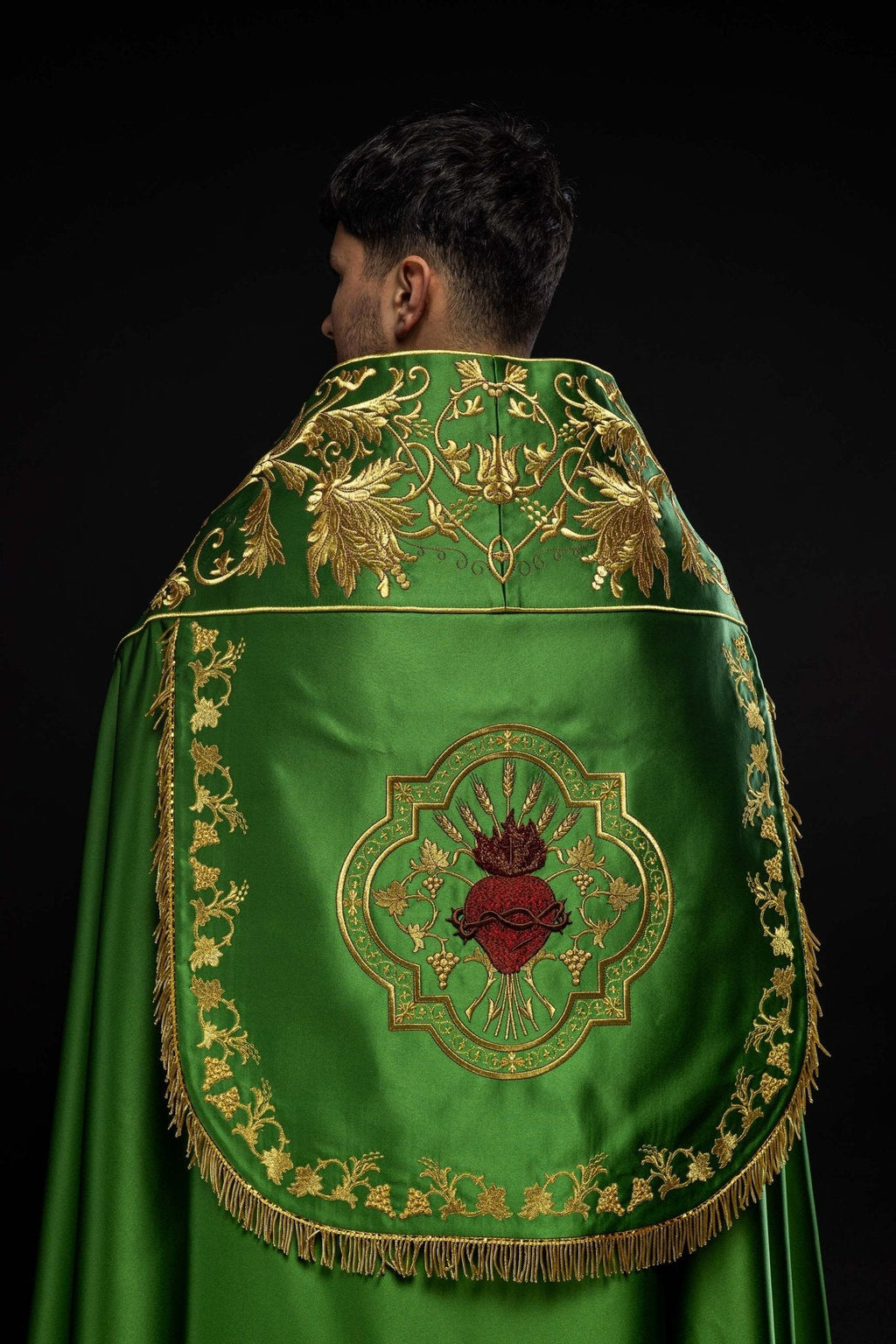 Cape romaine en satin vert avec cœur de Jésus brodé KKP/026/01/20 150cm - CHASUBLES.FR